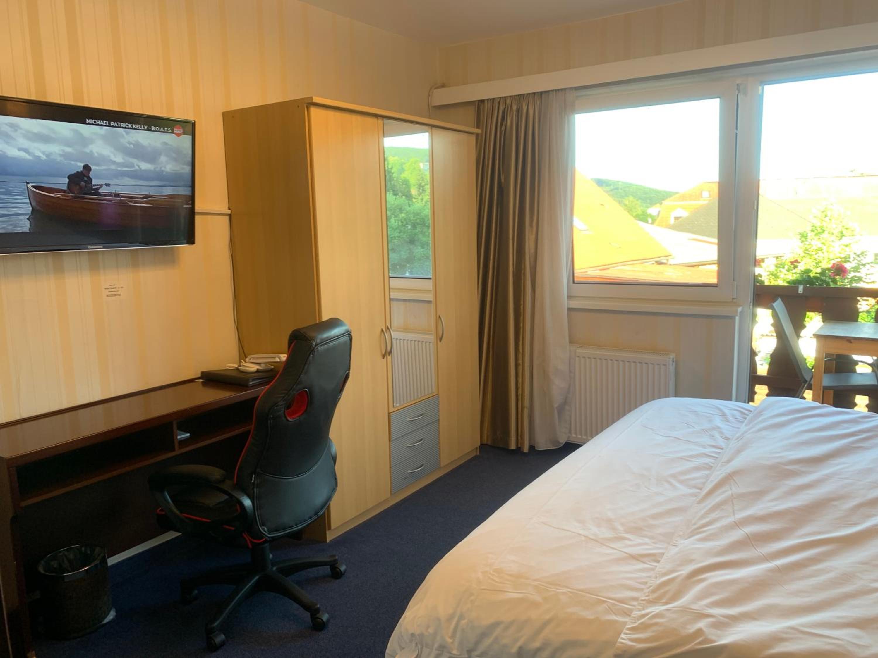 Double Room with Balcony - Photo 6