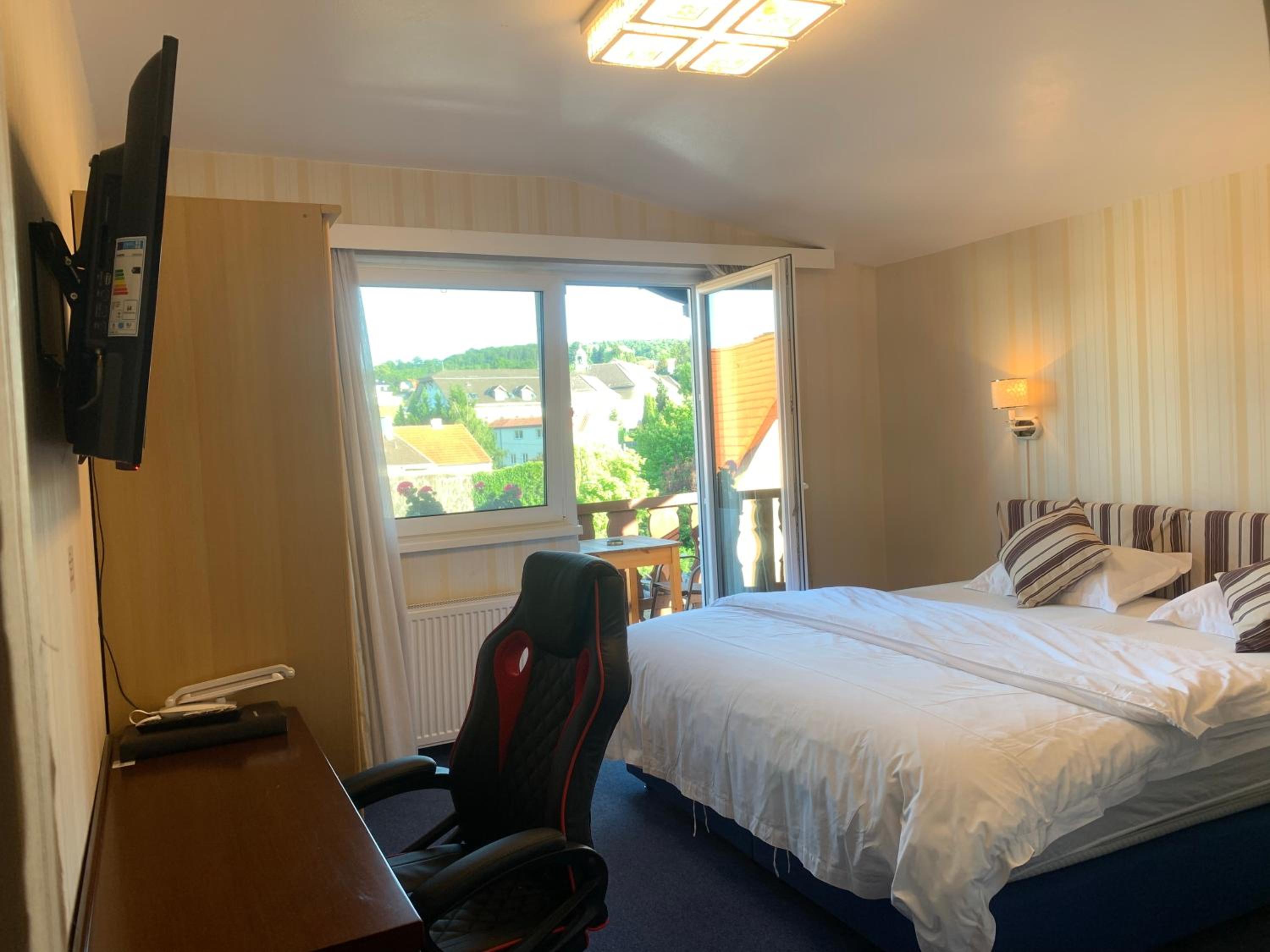 Double Room with Balcony - Photo 2