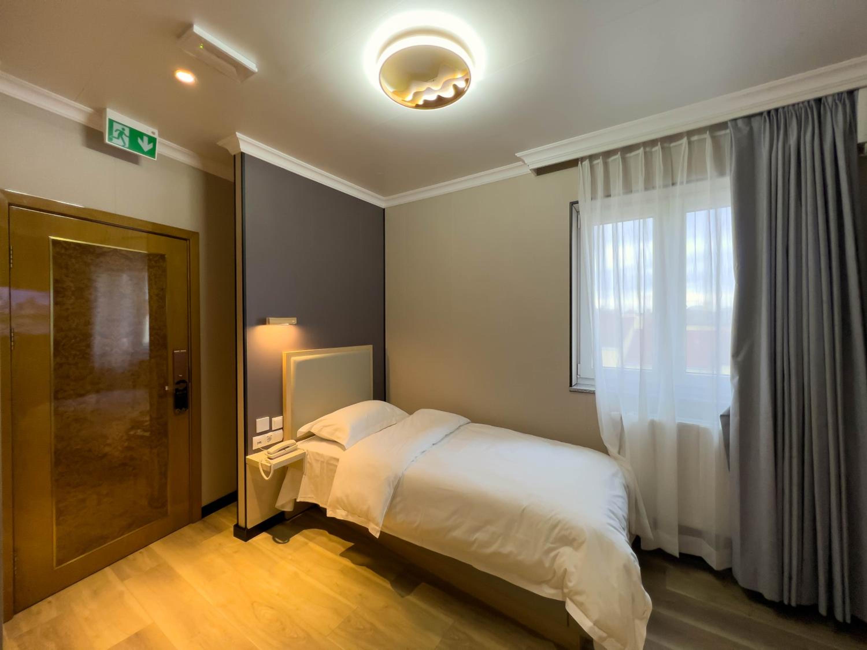 Single Room with Bathroom photo 2
