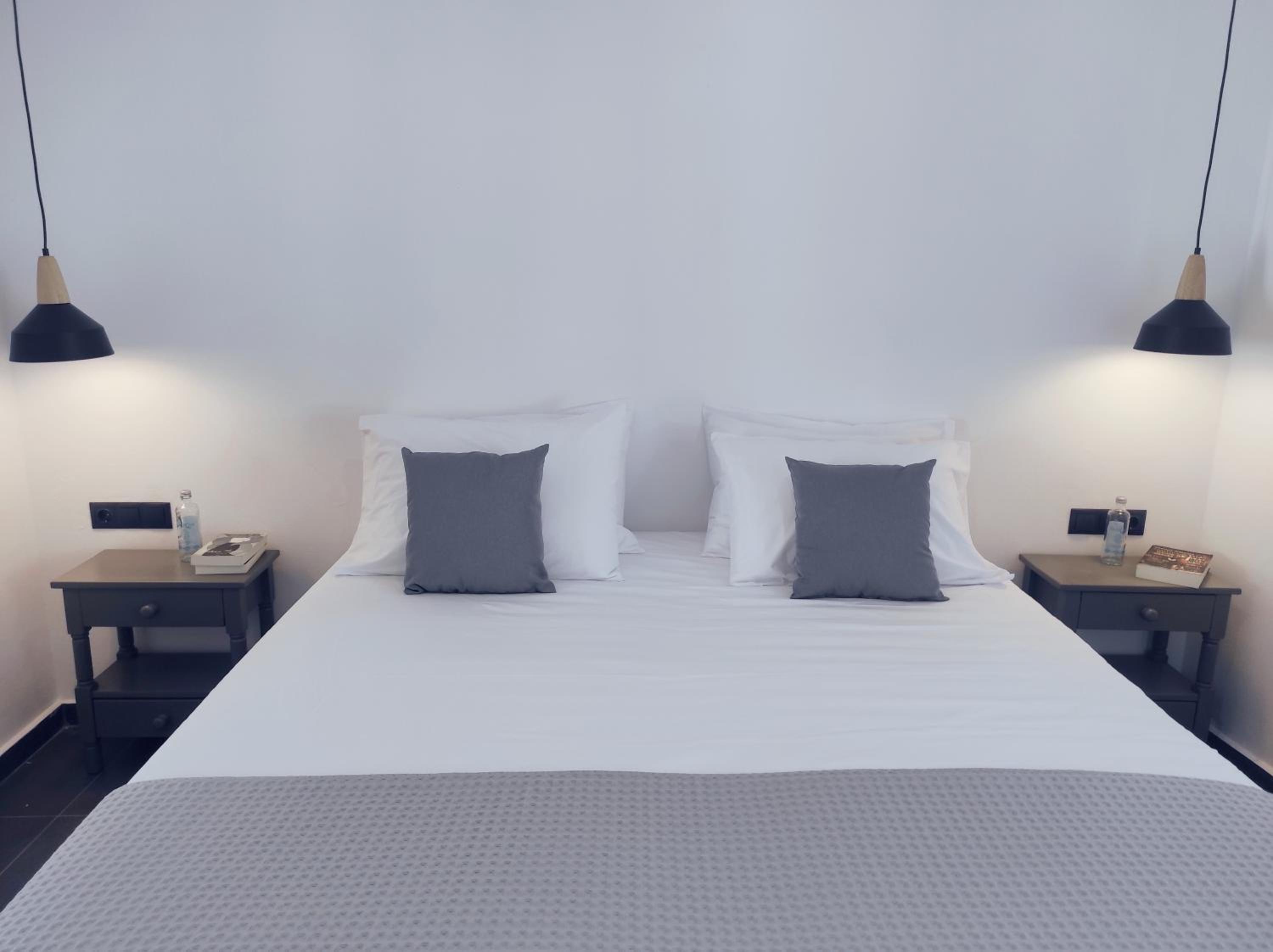 Double or Twin Room with Side Sea View - Photo 11