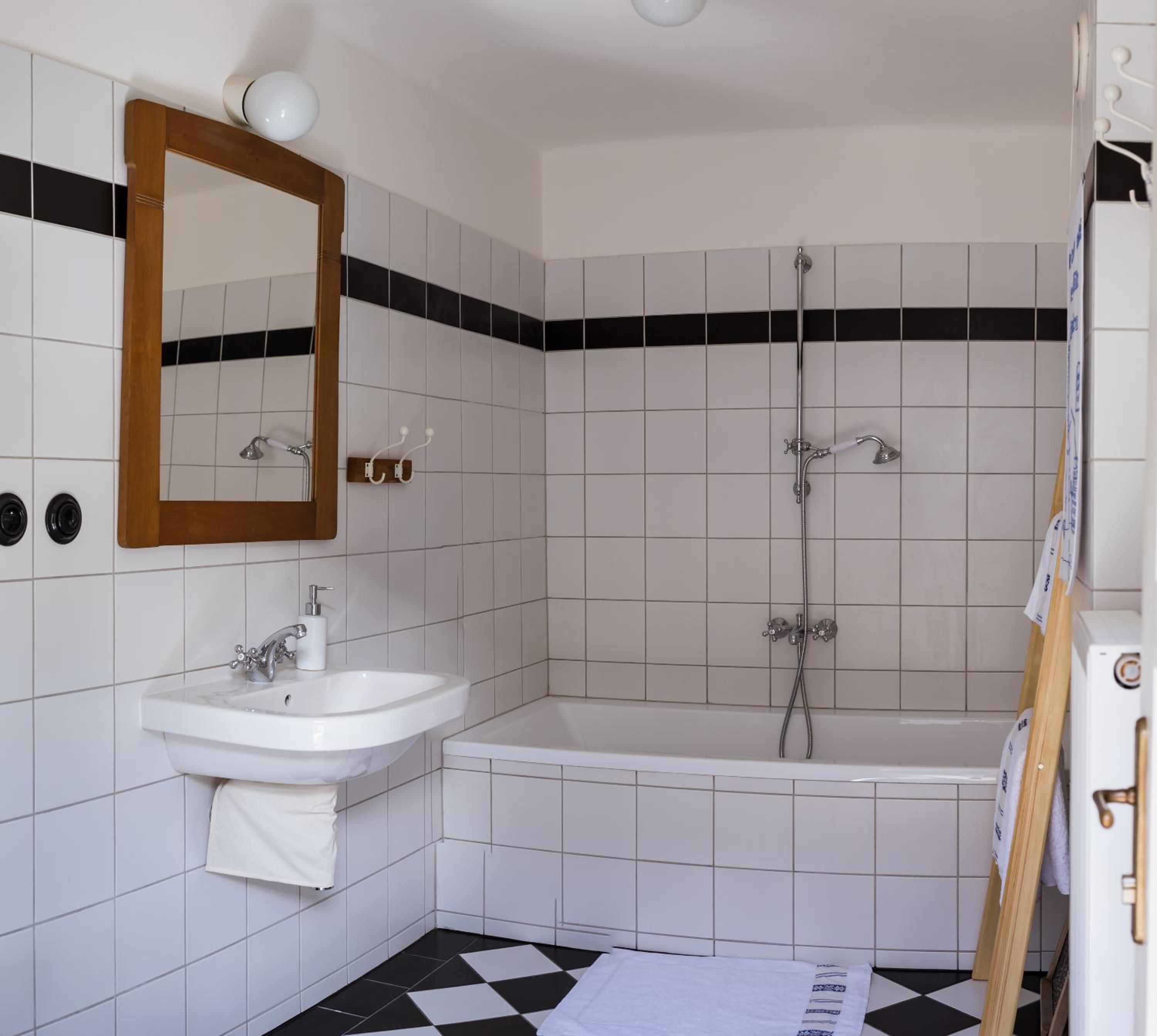 Family Room with Private Bathroom - Photo 11