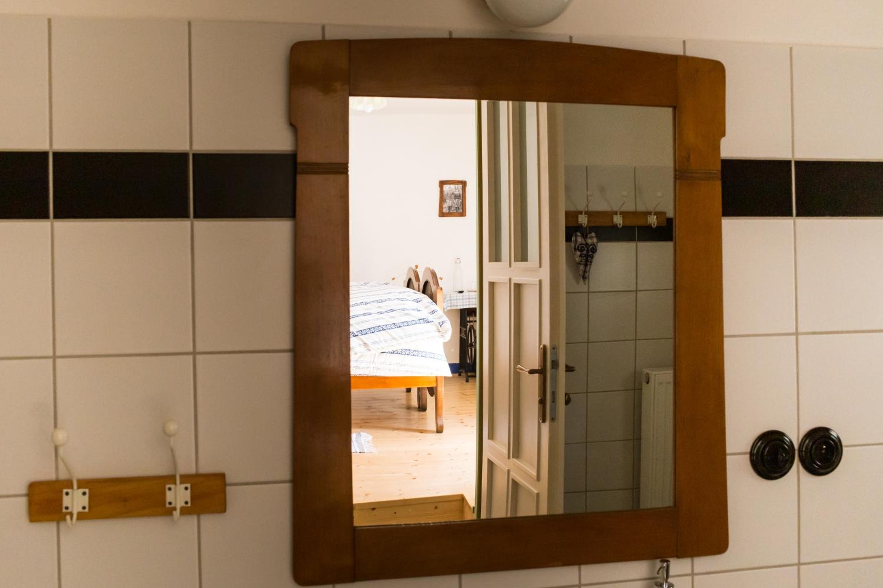 Deluxe Double Room with Bath - Photo 5