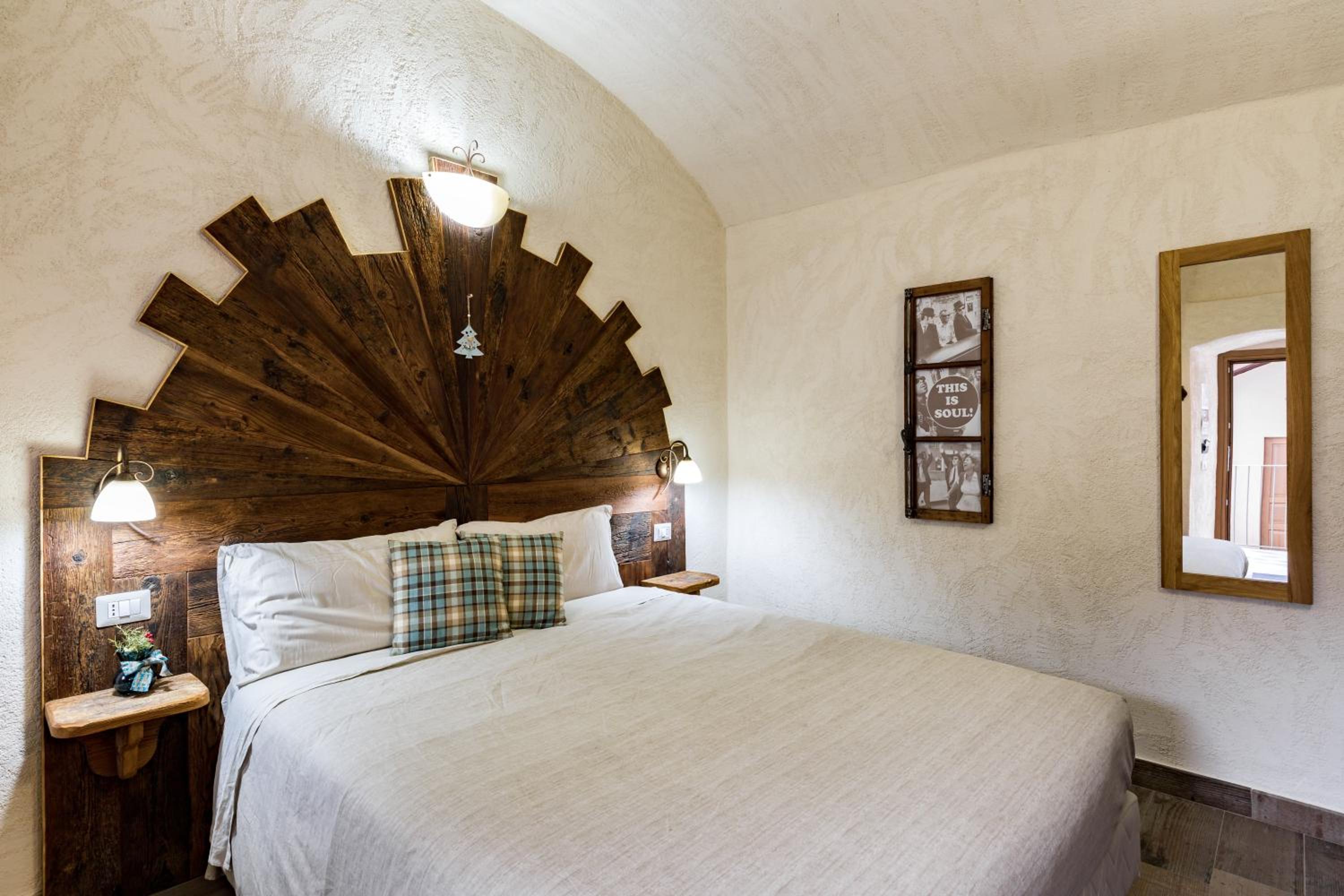 Standard Double Room - Photo 11
