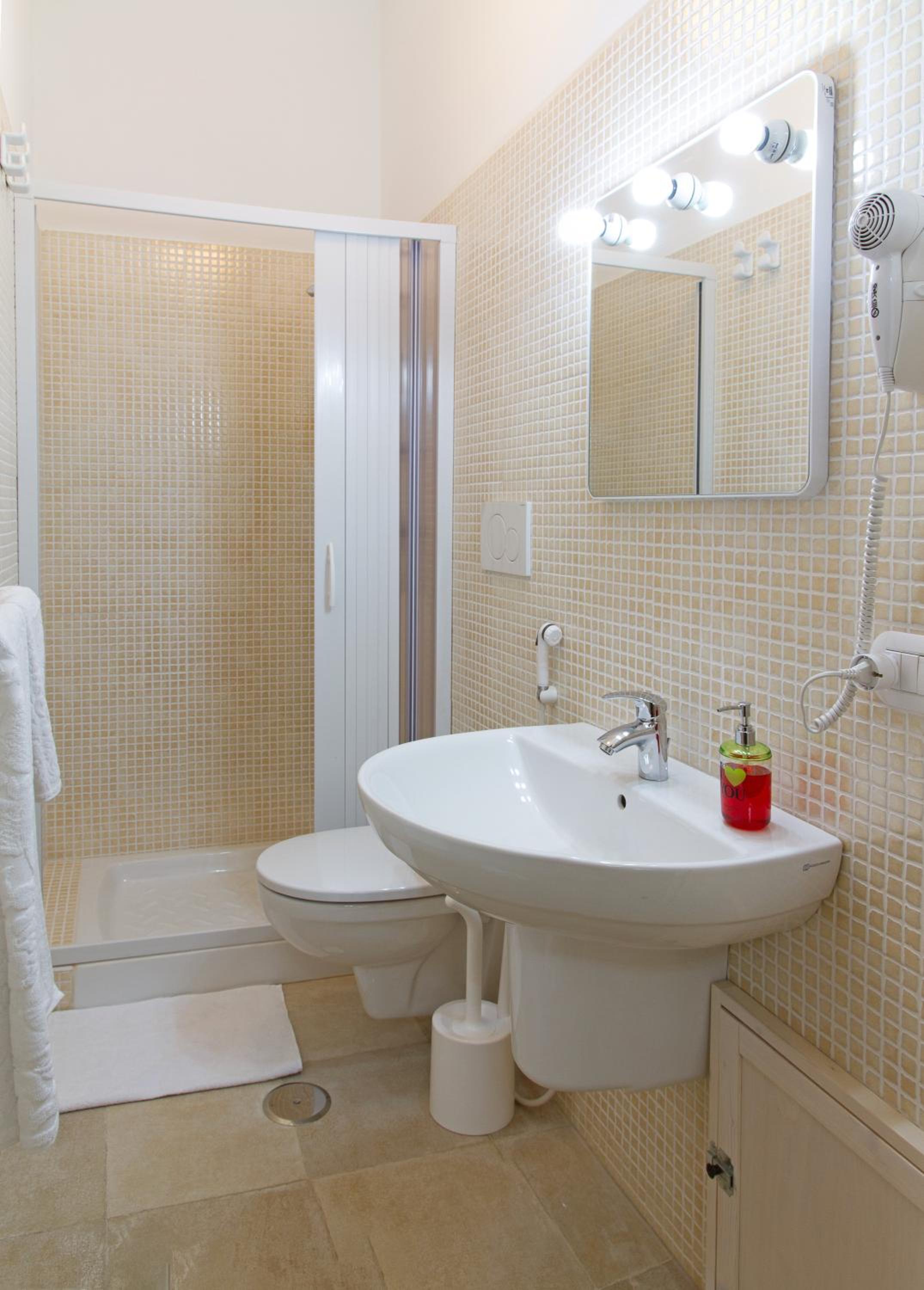 Double Room with Private Bathroom photo 2
