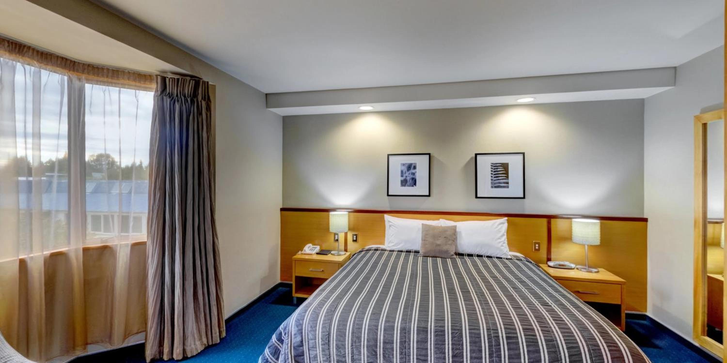 Deluxe Suite with Spa Bath - Photo 3