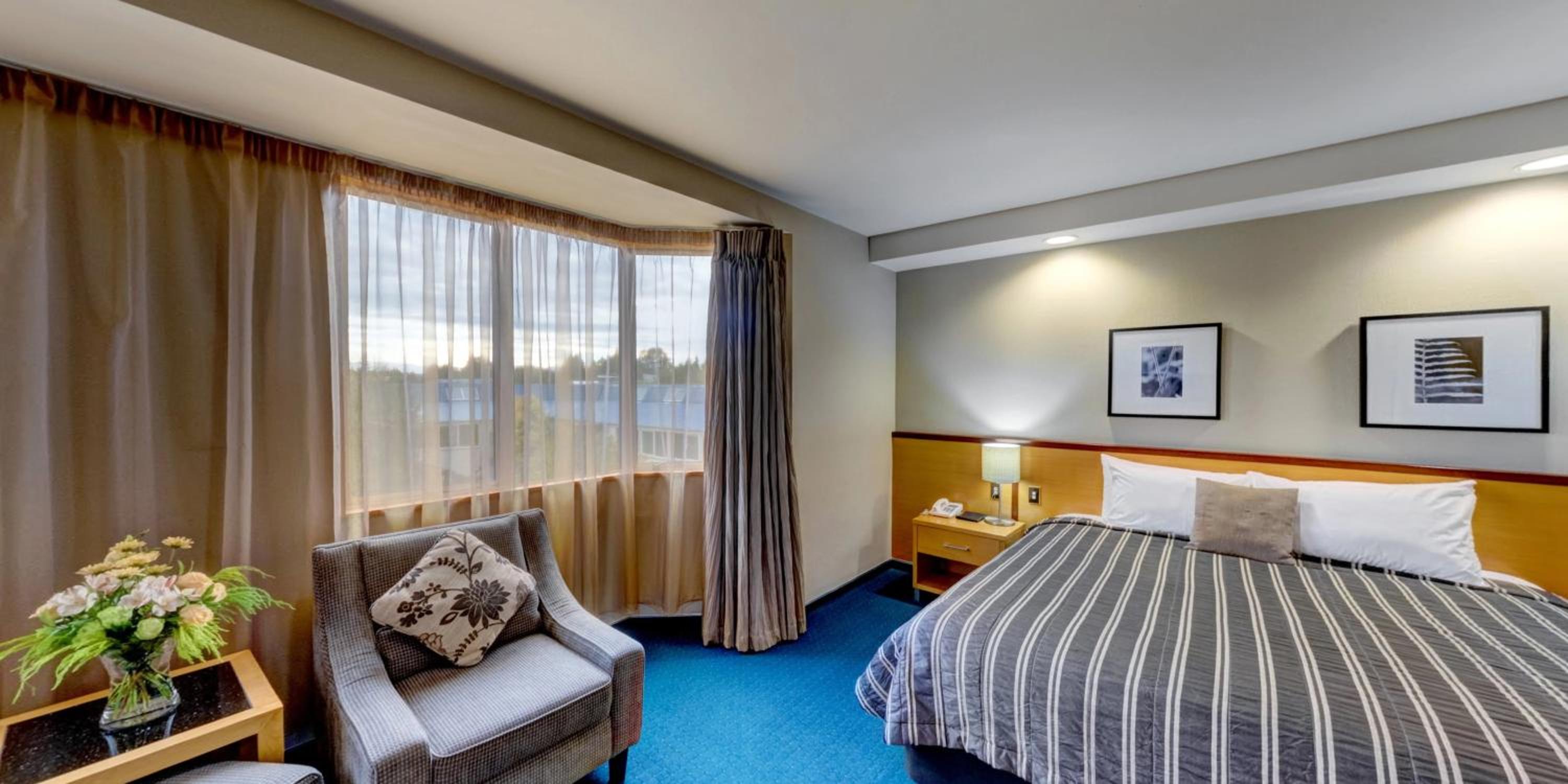 Deluxe Suite with Spa Bath - Photo 2