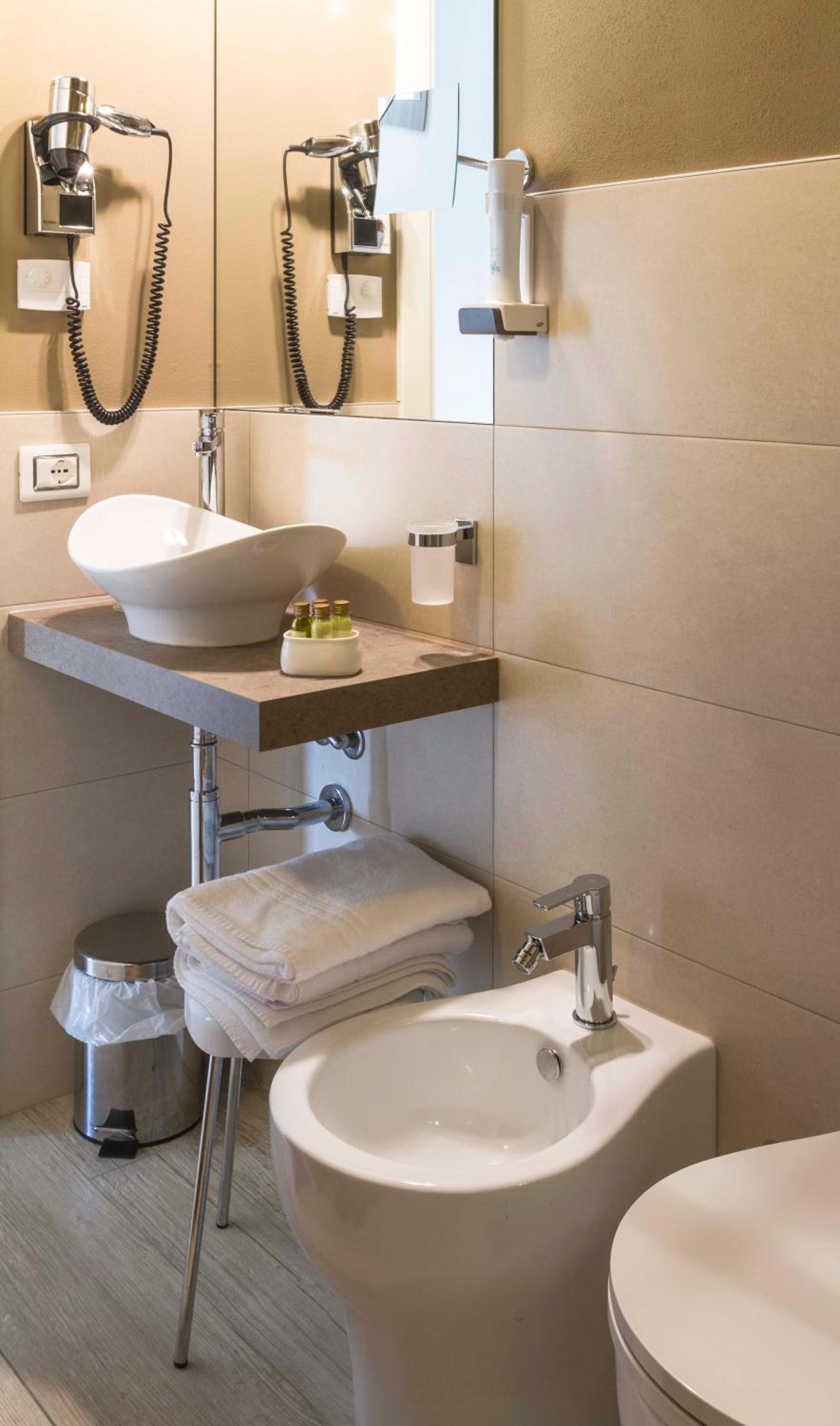 Deluxe Double or Twin Room with Balcony and Lake View photo 2