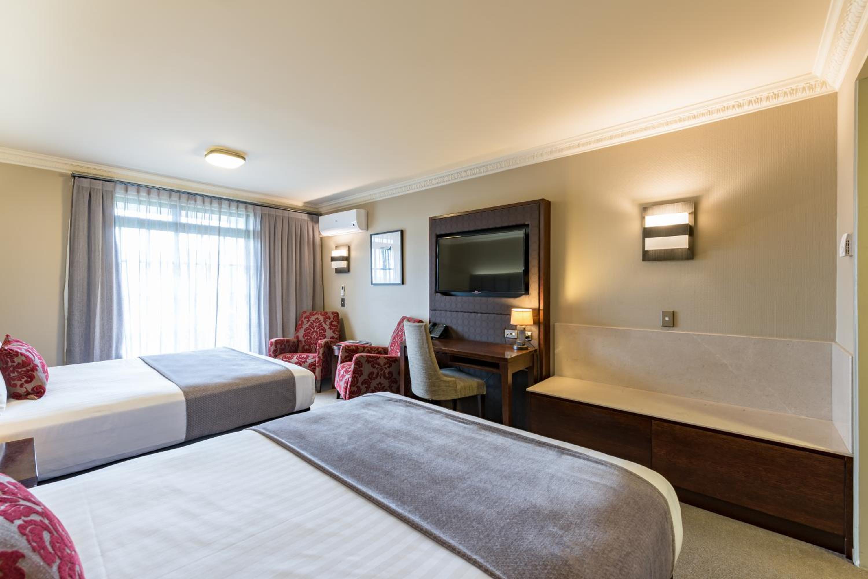 Deluxe Twin Room thumbnail 6