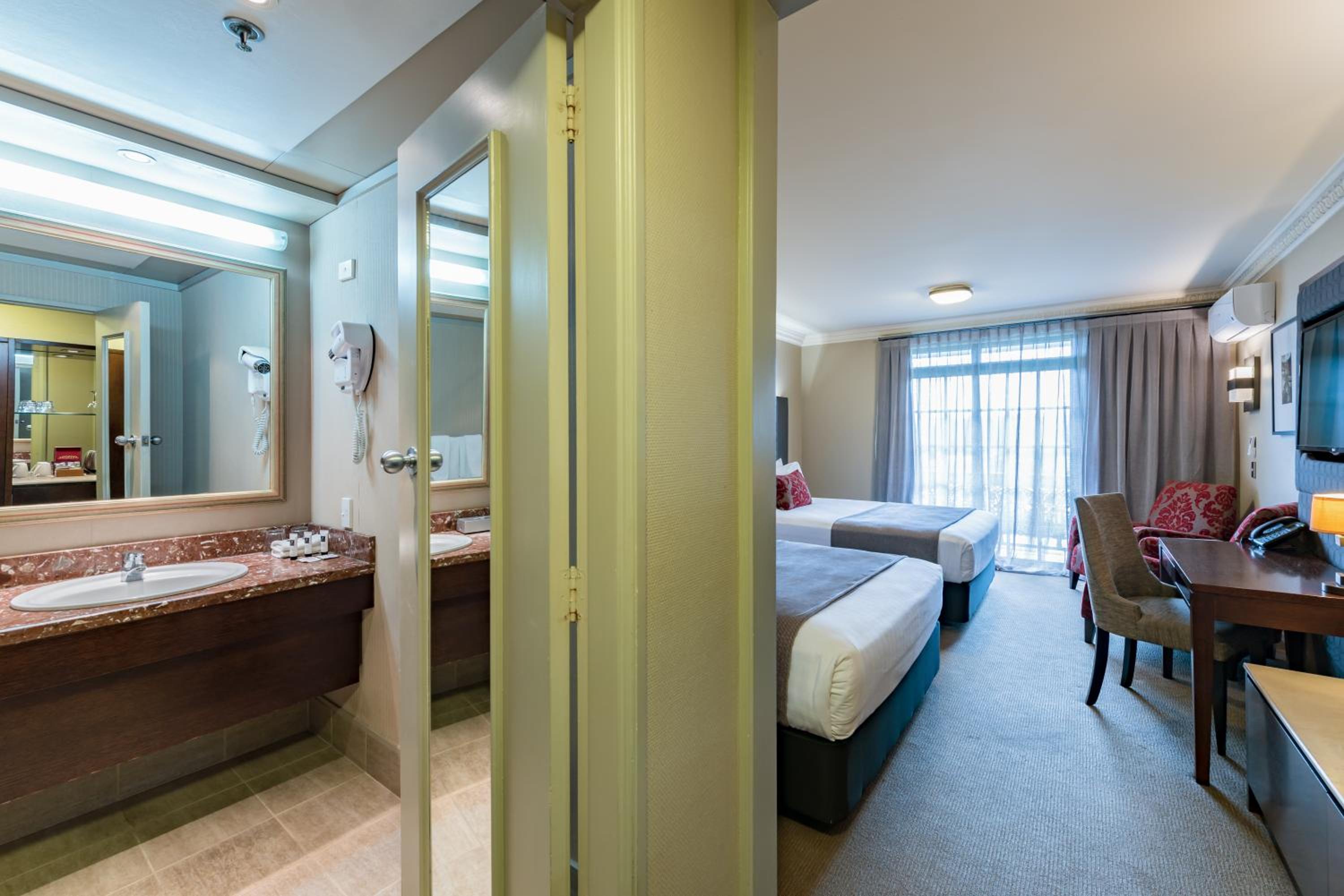 Deluxe Twin Room thumbnail 6