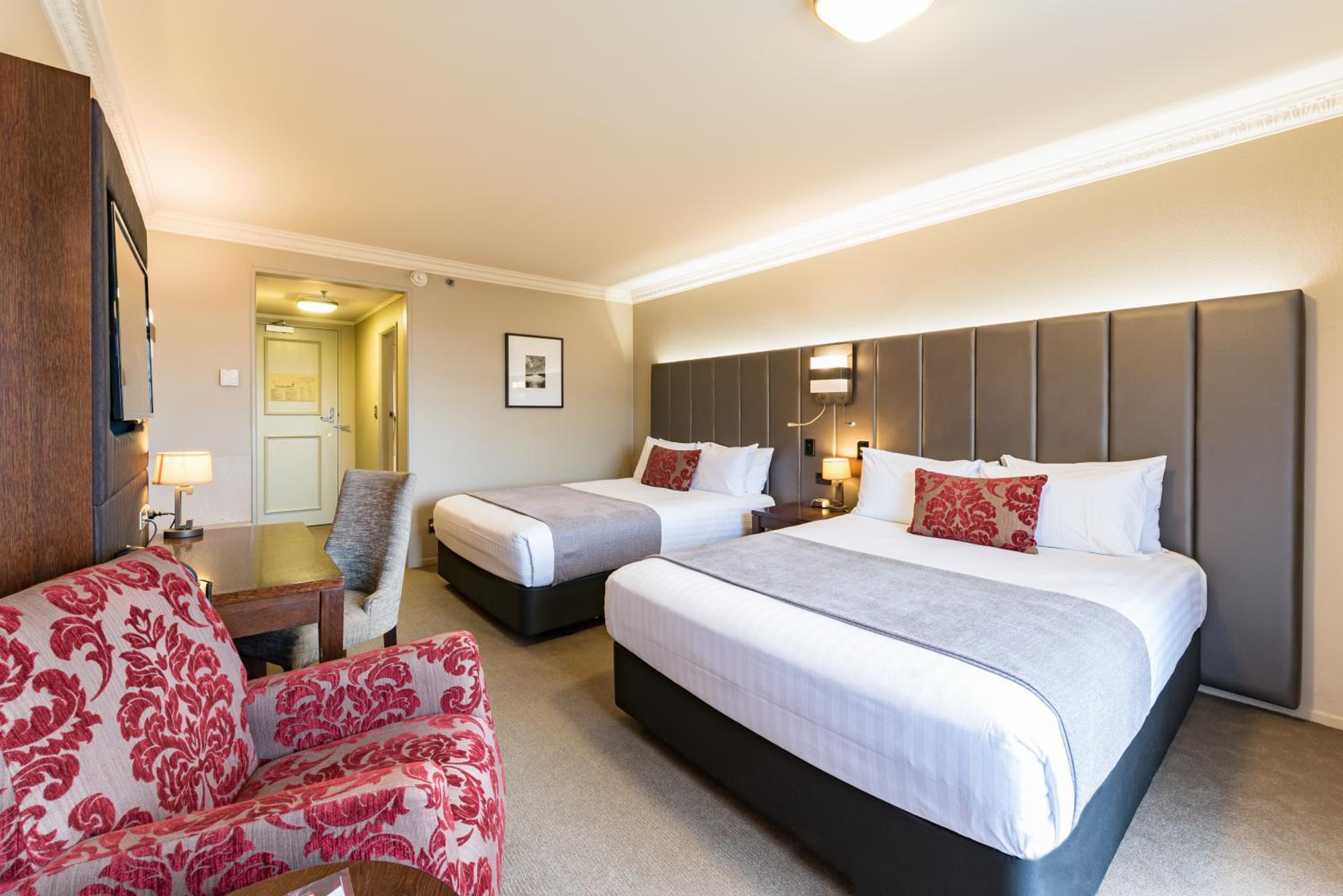 Deluxe Twin Room thumbnail 5