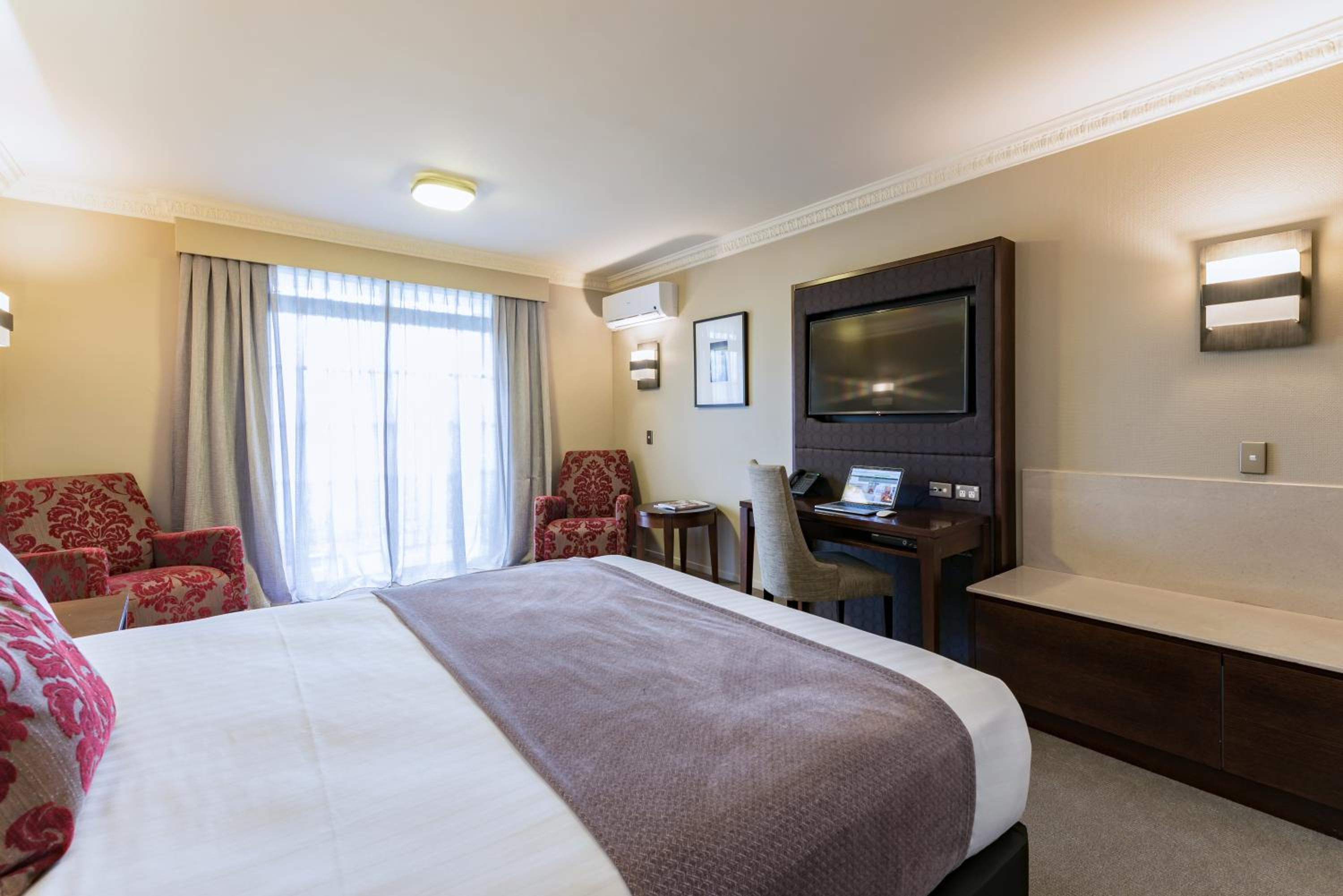 Deluxe King Room thumbnail 5