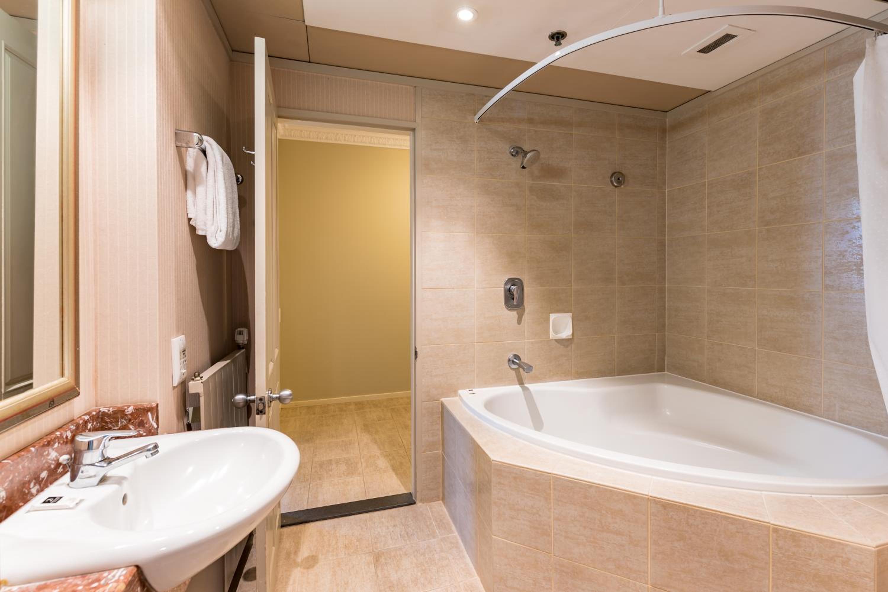 Executive Suite thumbnail 6