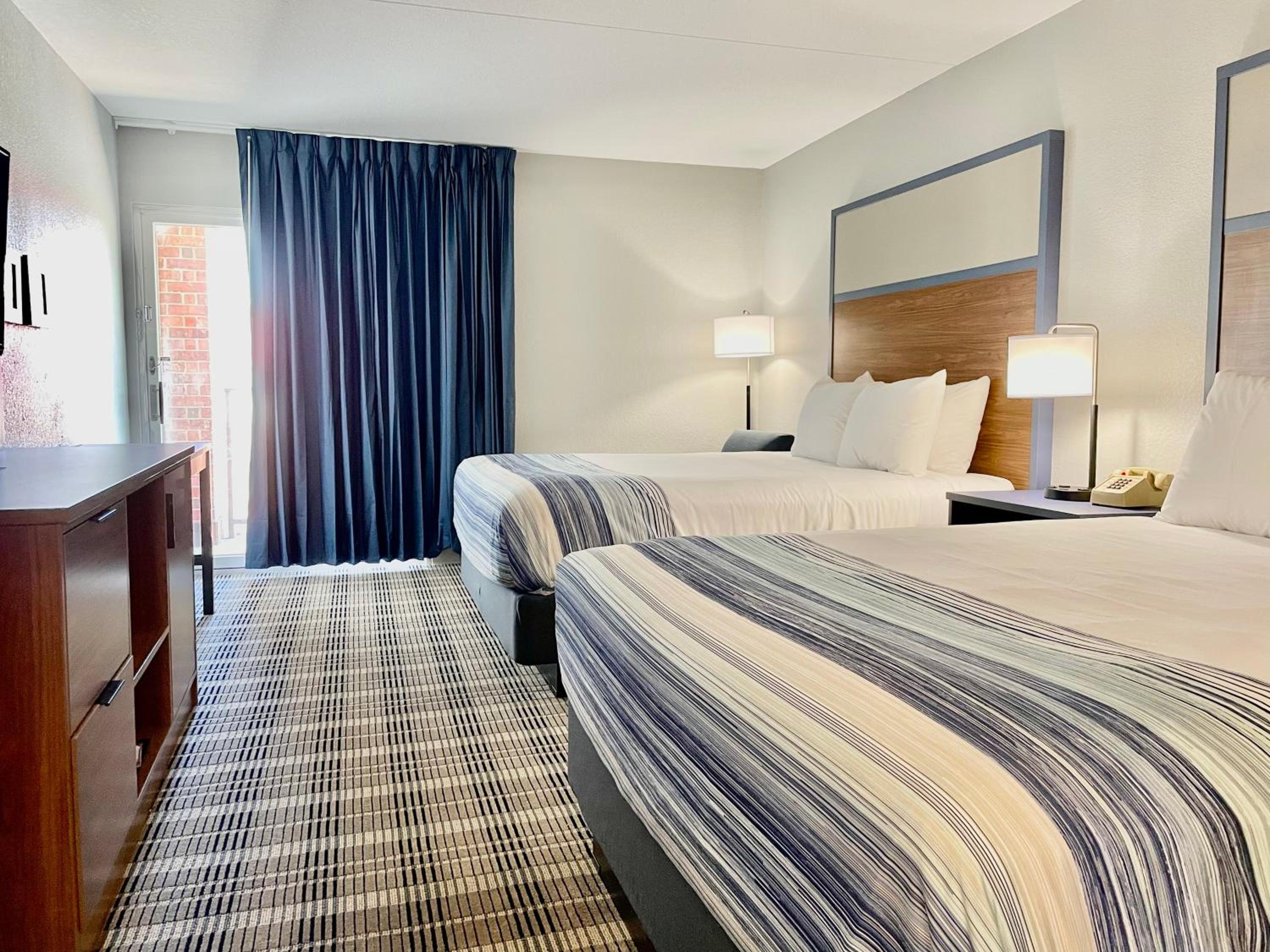 Deluxe Queen Room with Two Queen Beds - Non-Smoking - Photo 7