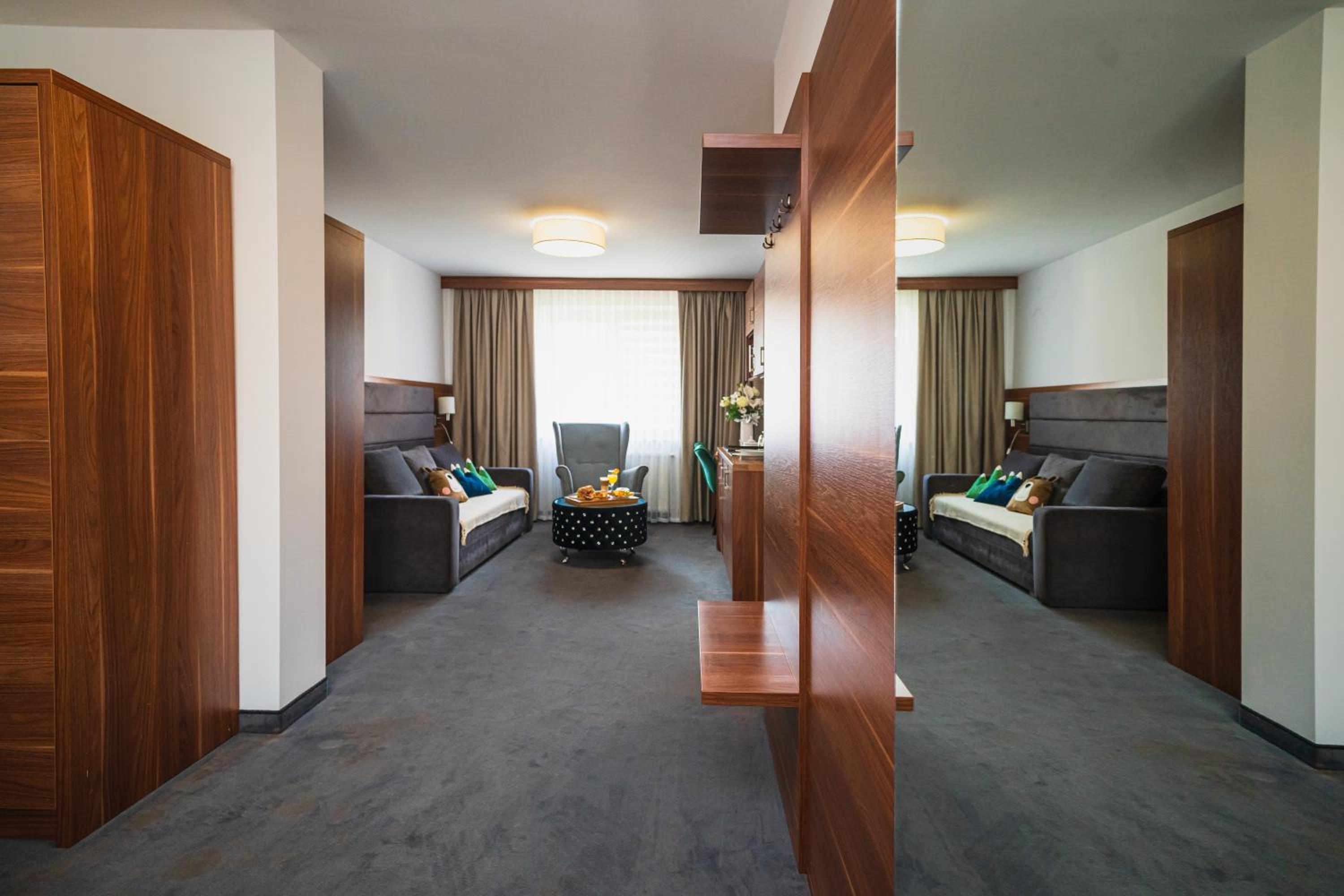 Deluxe Suite with Hot Tub and Sauna photo 3