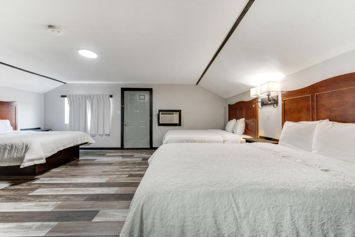 Family Room with Private Bathroom photo 1