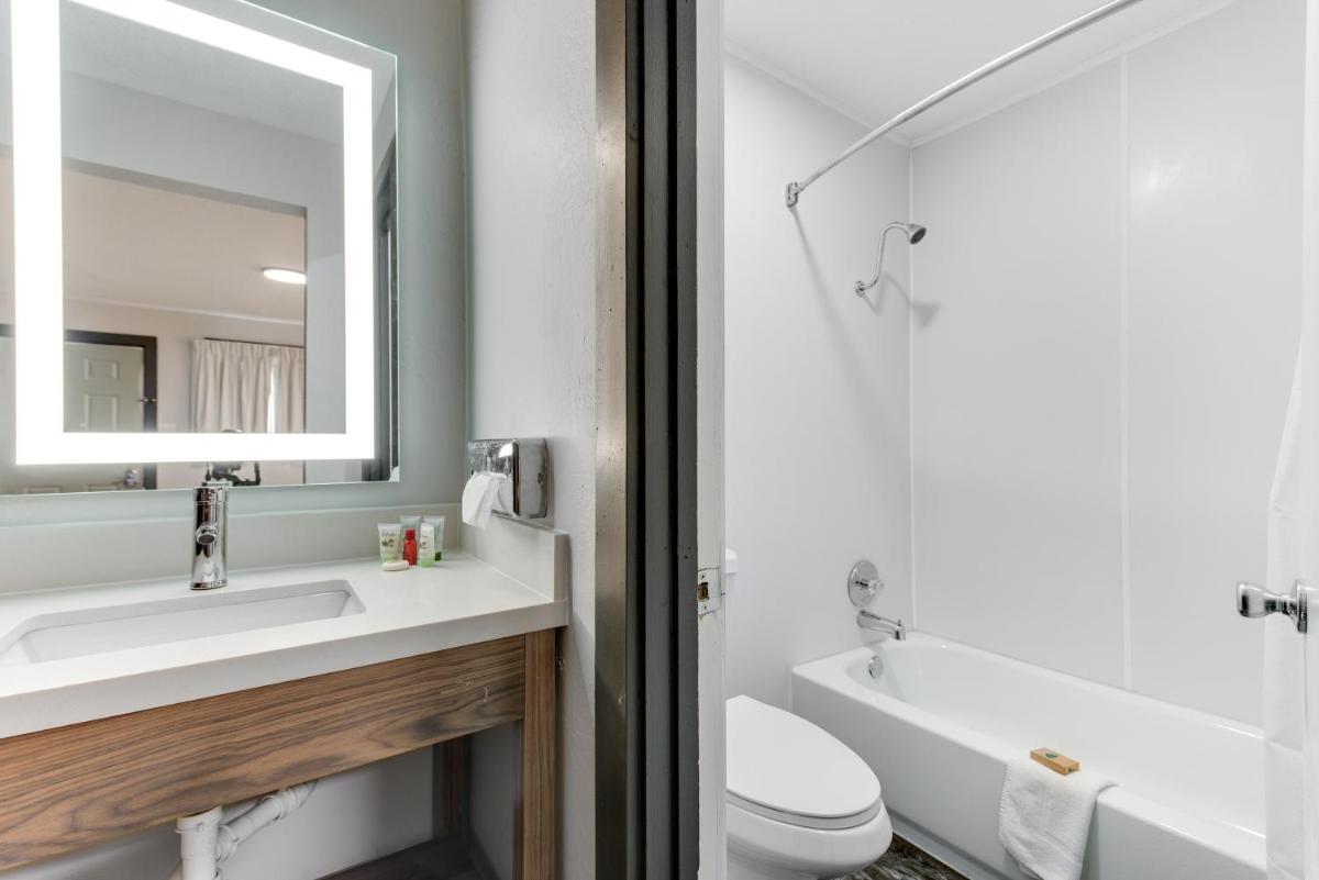 Quadruple Room with Private Bathroom photo 1