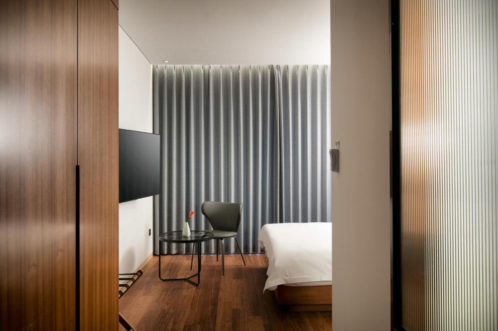 Deluxe Double Room with Balcony - Photo 4