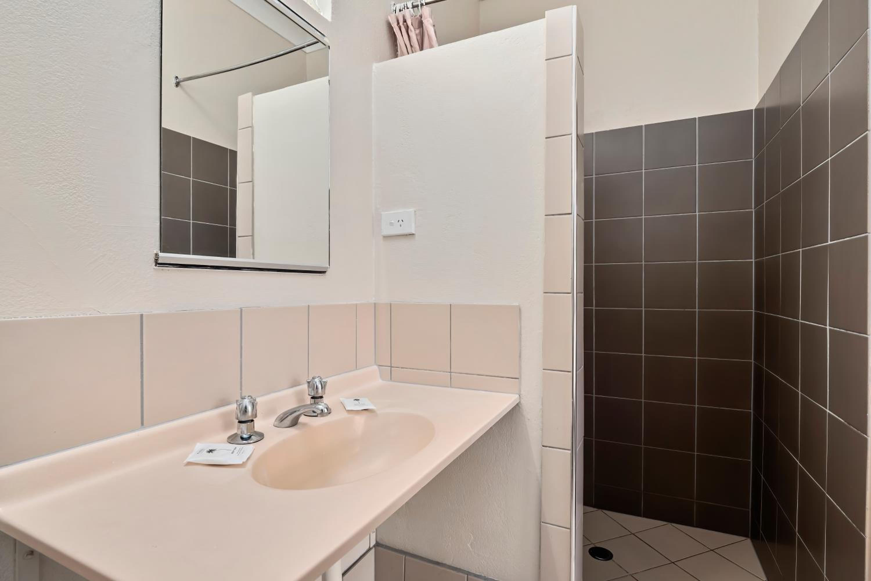 Standard Twin Room - Photo 5