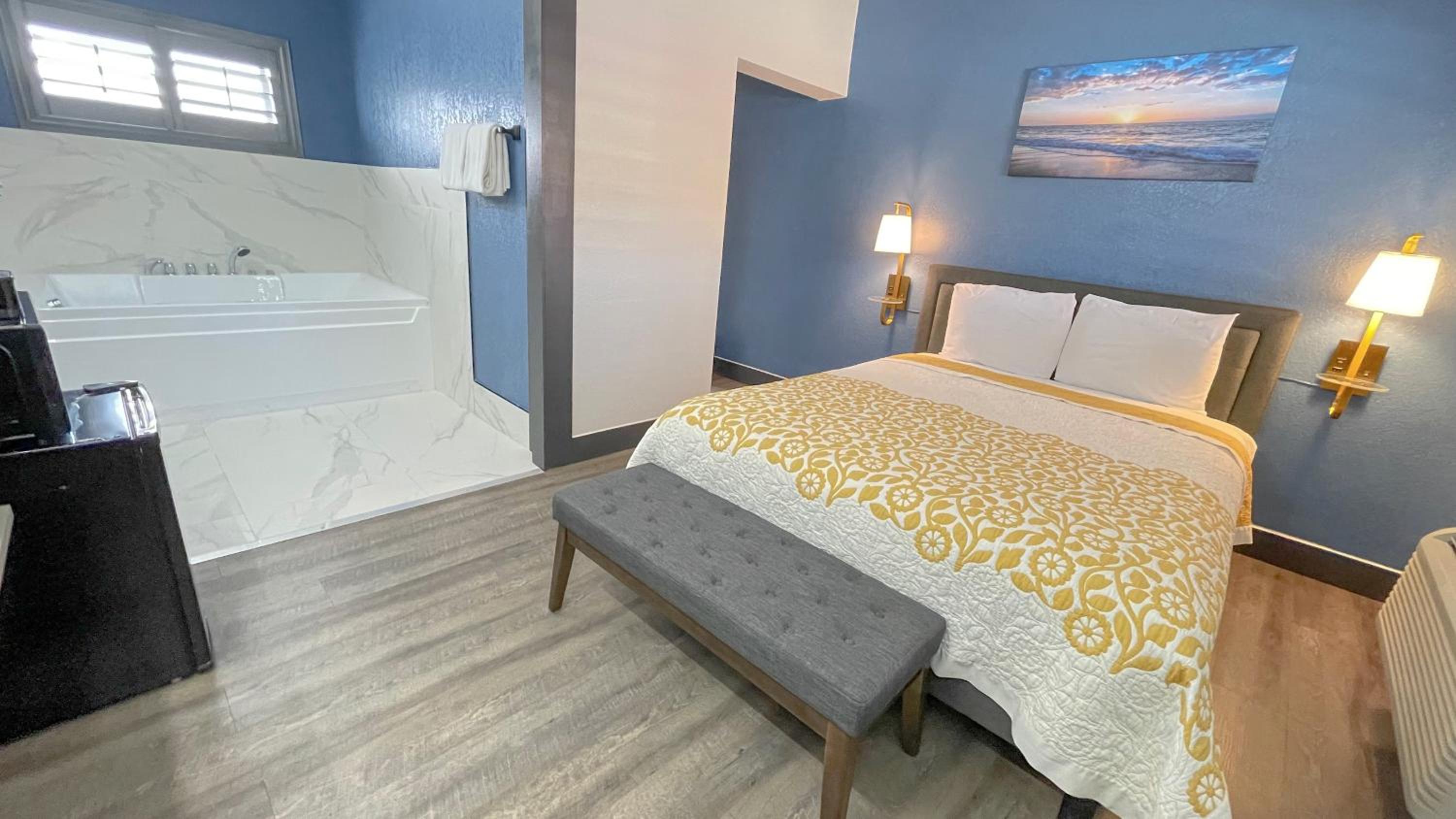 Queen Suite with Spa Bath photo 1