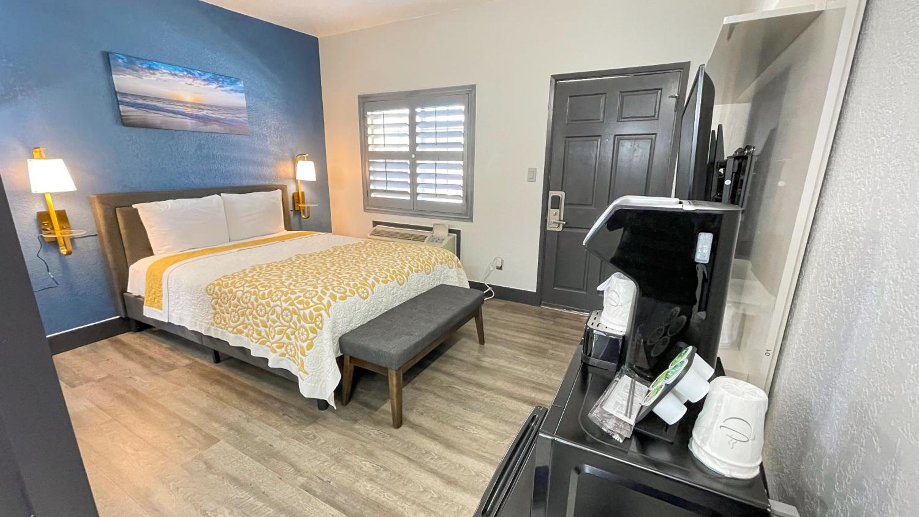 Queen Suite with Spa Bath photo 3