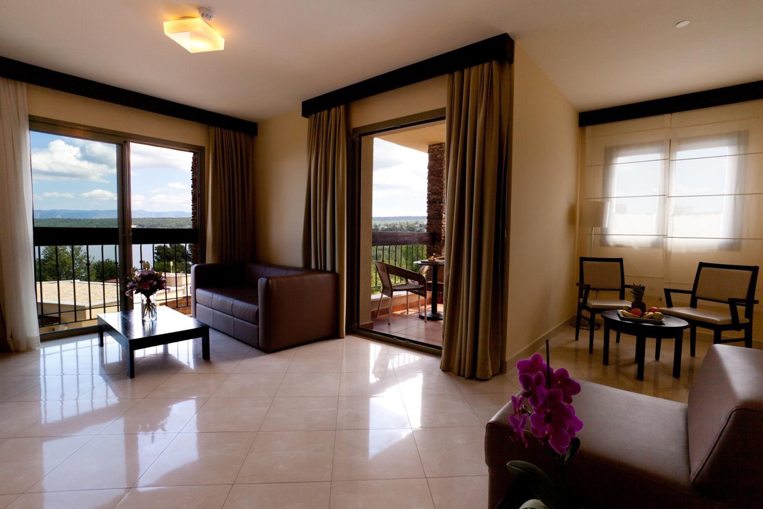 Suite Familiar (2 Adultos + 2 Niños) con Balcón