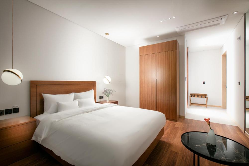 Deluxe Double Room with Balcony - Photo 5
