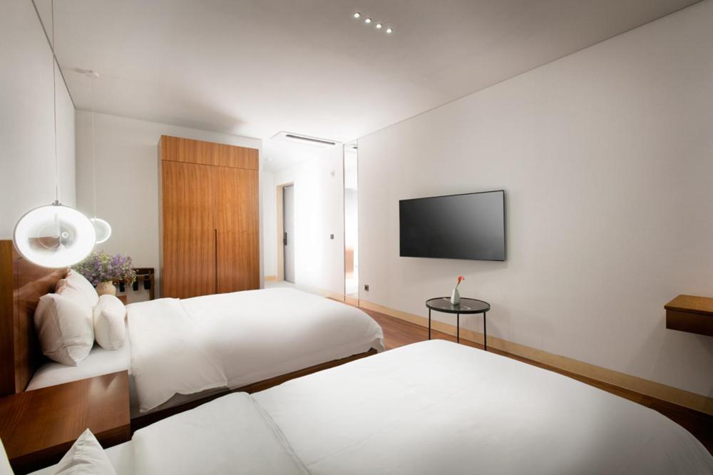 Deluxe Family Suite - Photo 3