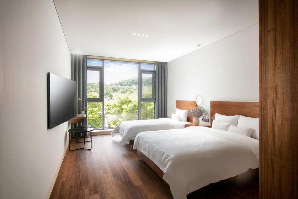 Deluxe Family Suite - Photo 2