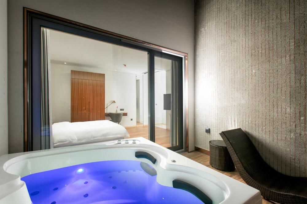 Suite with Spa Bath - Photo 4