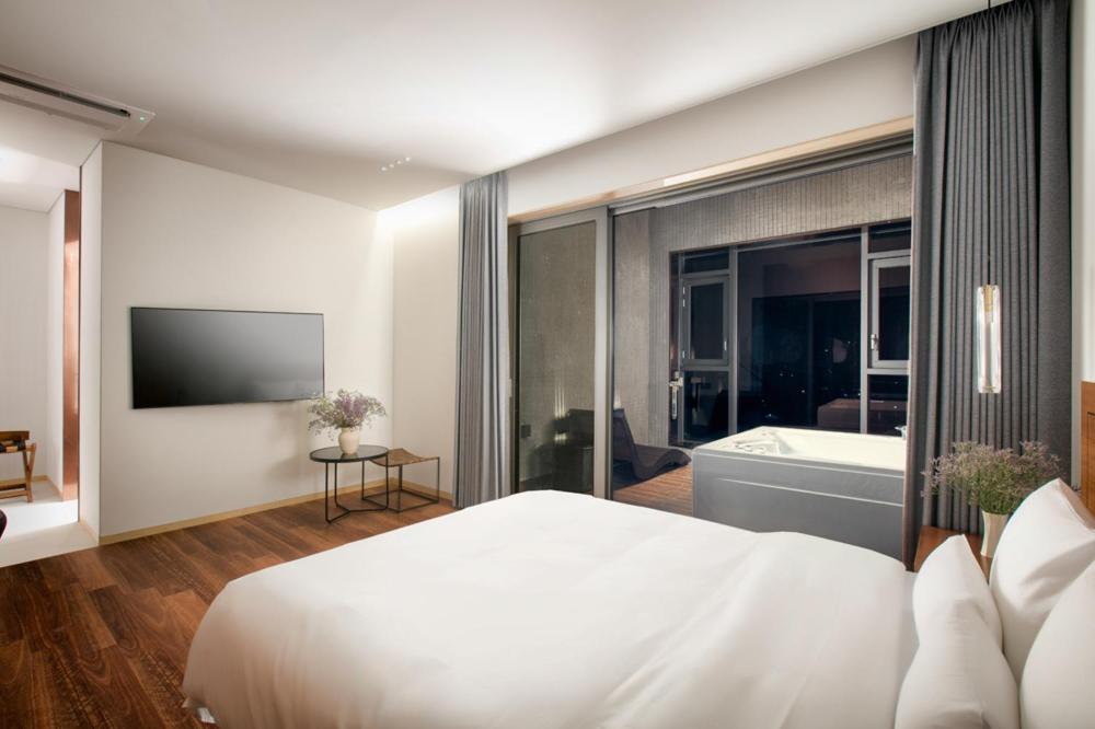 Suite with Spa Bath - Photo 2