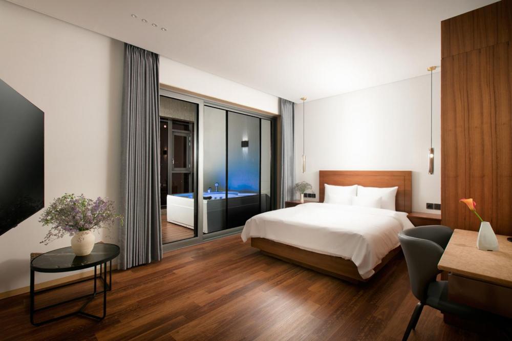 Suite with Spa Bath - Photo 1