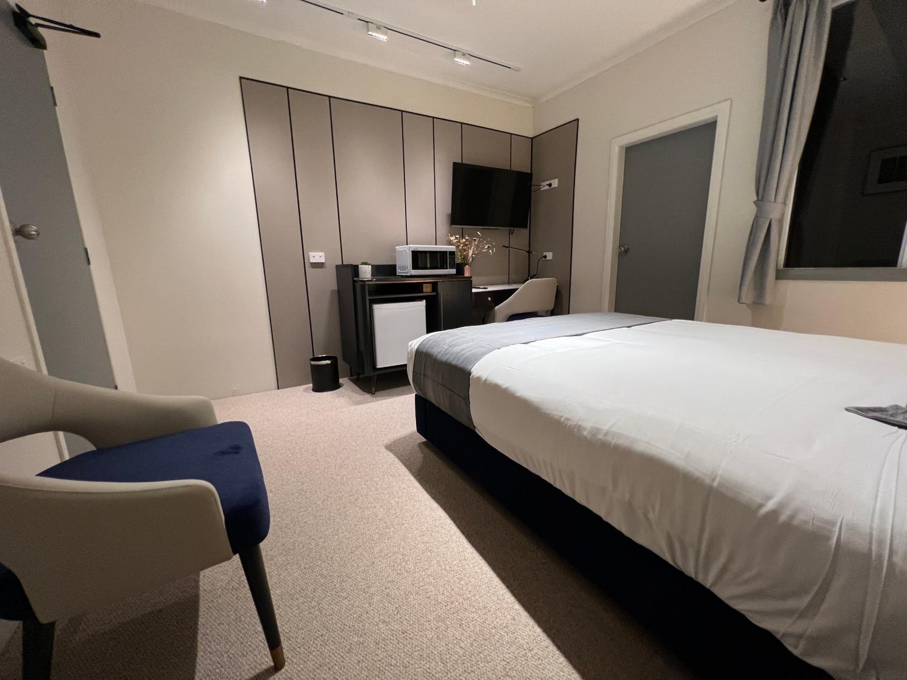 Deluxe Queen Room - Photo 6