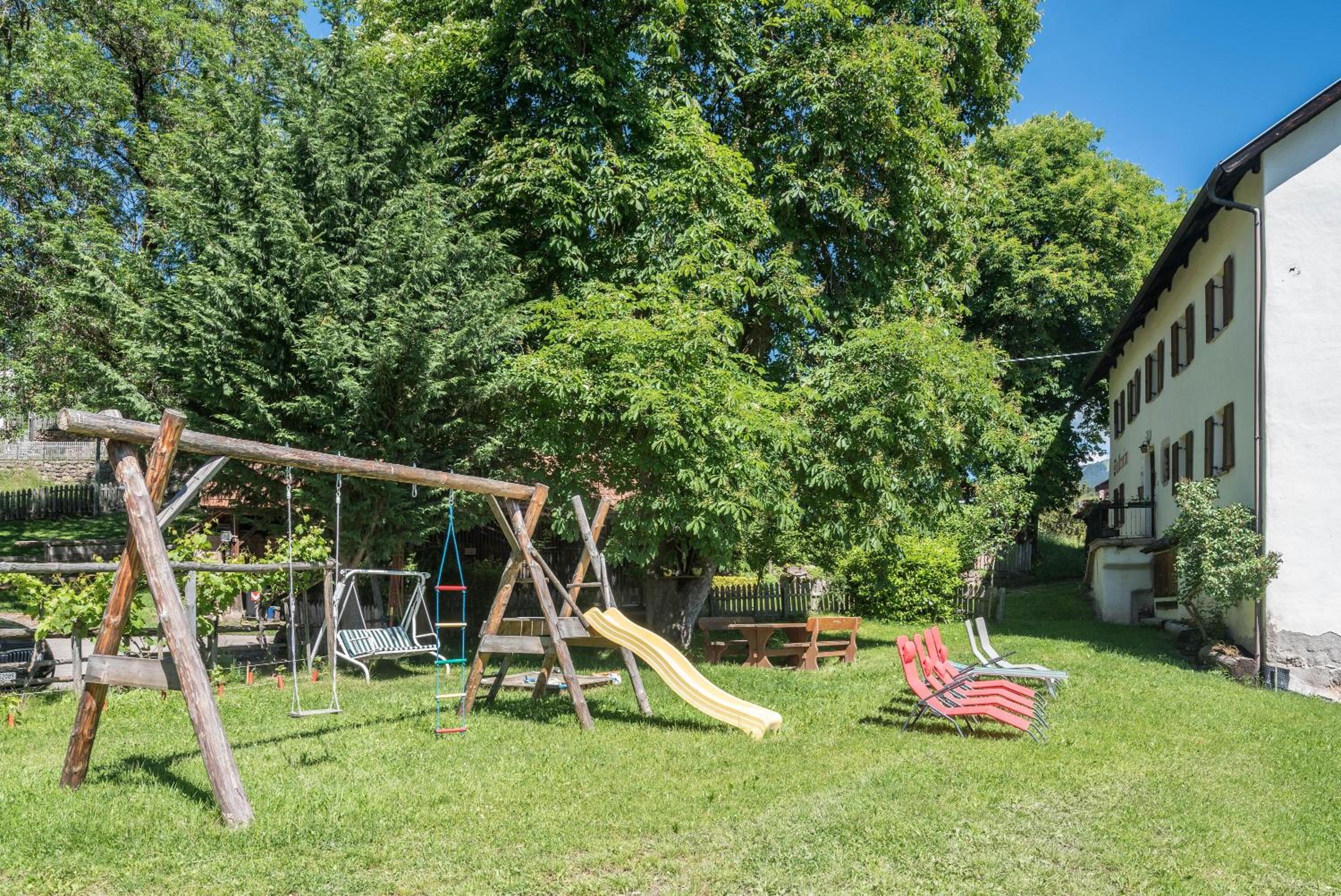 Two-Bedroom Deluxe Apartment with Garden View photo 2