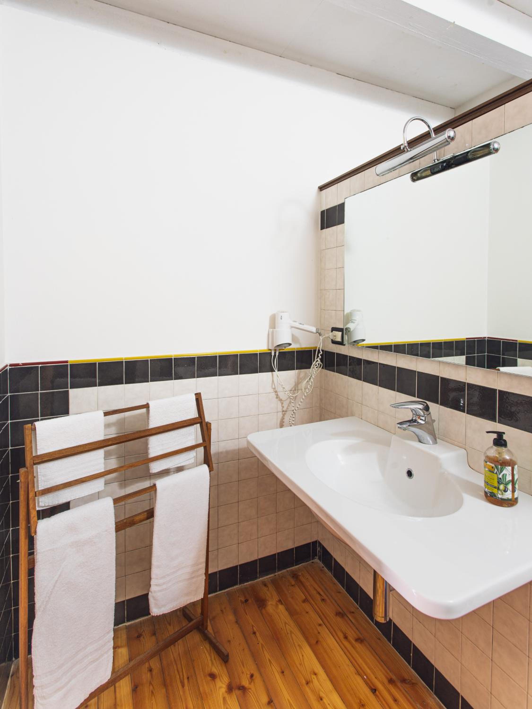 Premium Quadruple Room - Photo 8