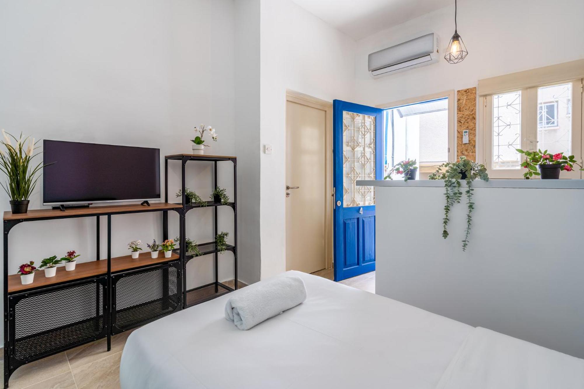 Studio Apartment - Photo 1