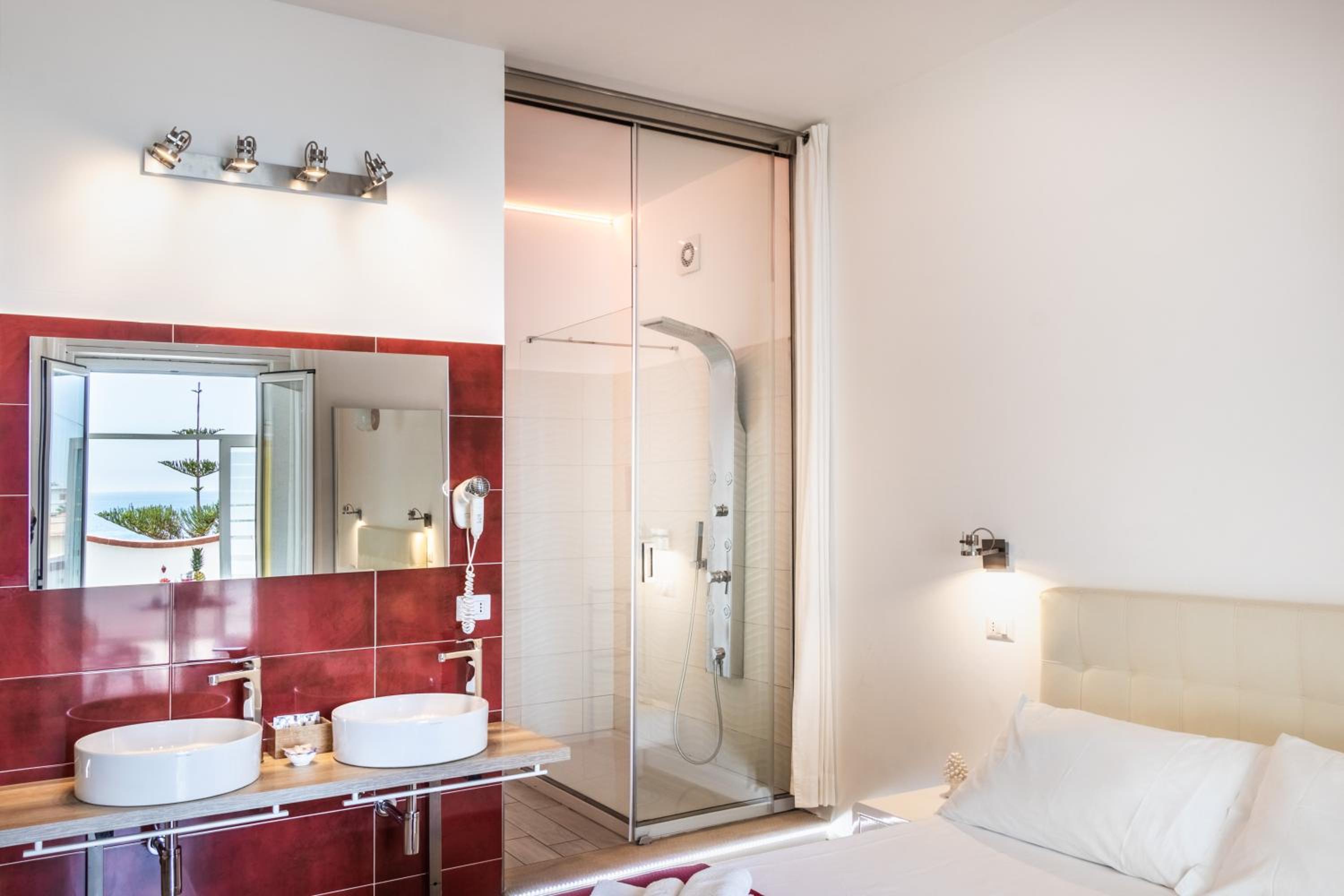 Deluxe Triple Room with Sea View photo 3
