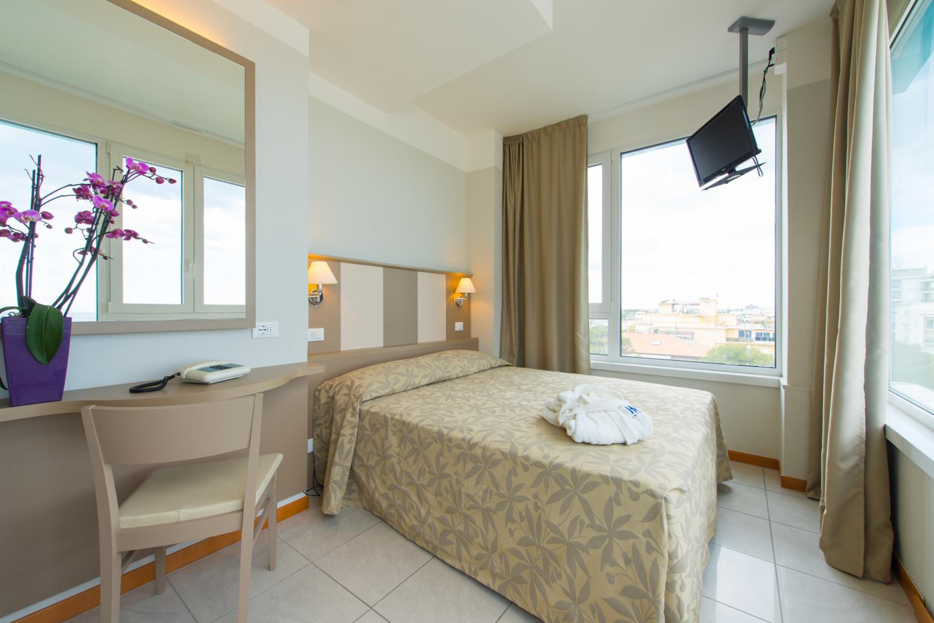 Double or Twin Room - Photo 5