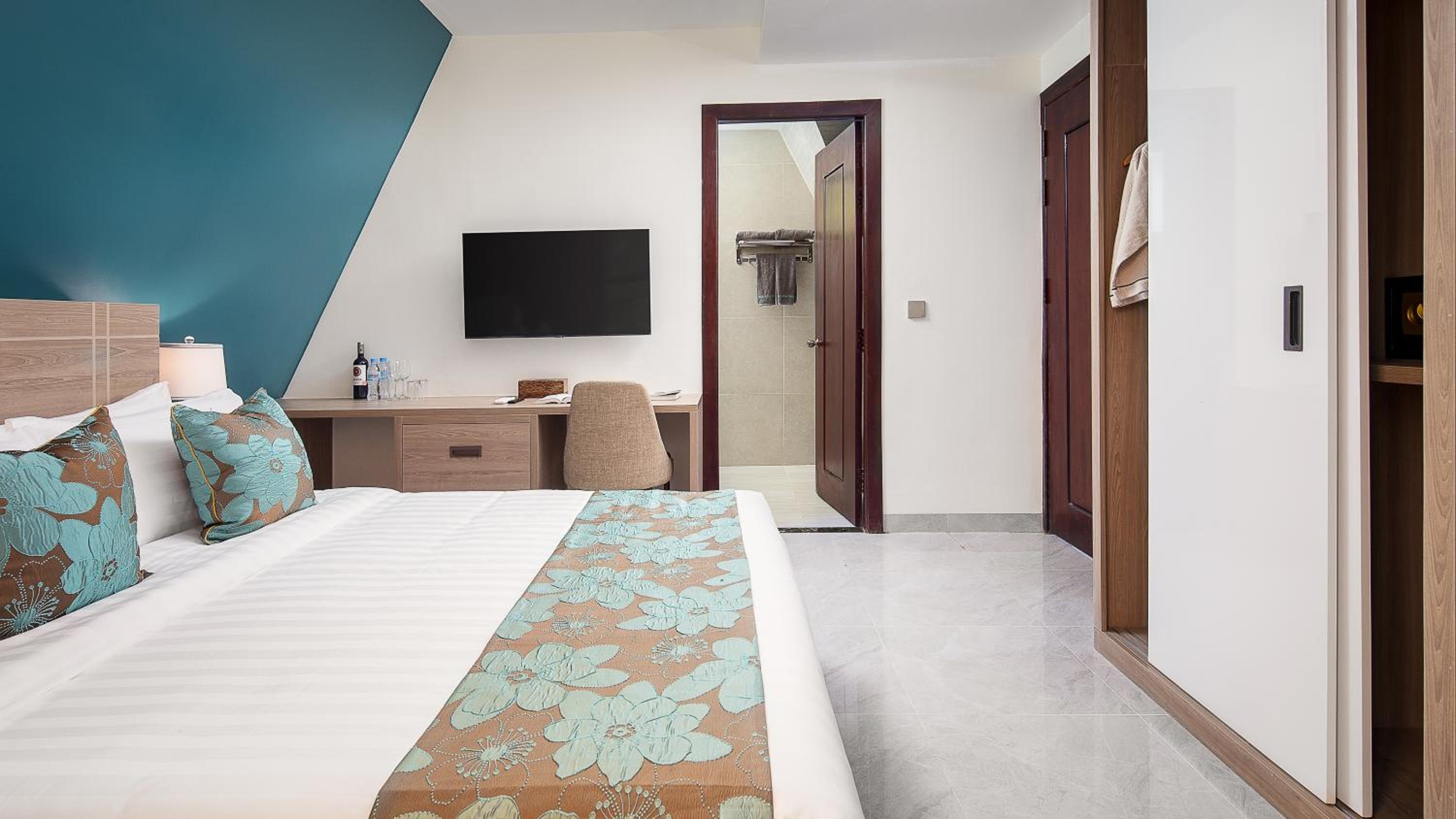 One Bedroom Bungalow with Pool & Garden View - Photo 3