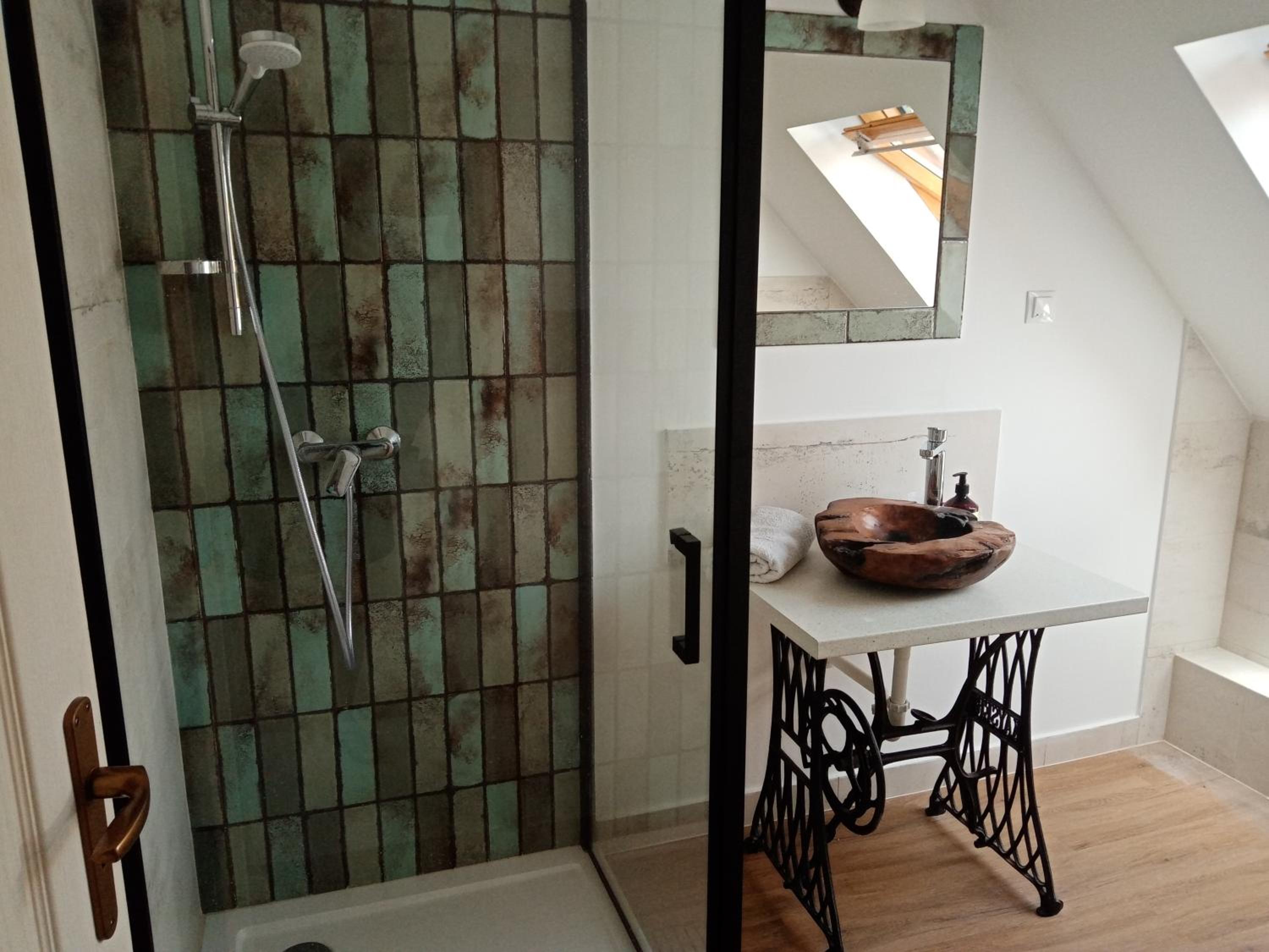 One-Bedroom Apartment - Photo 2