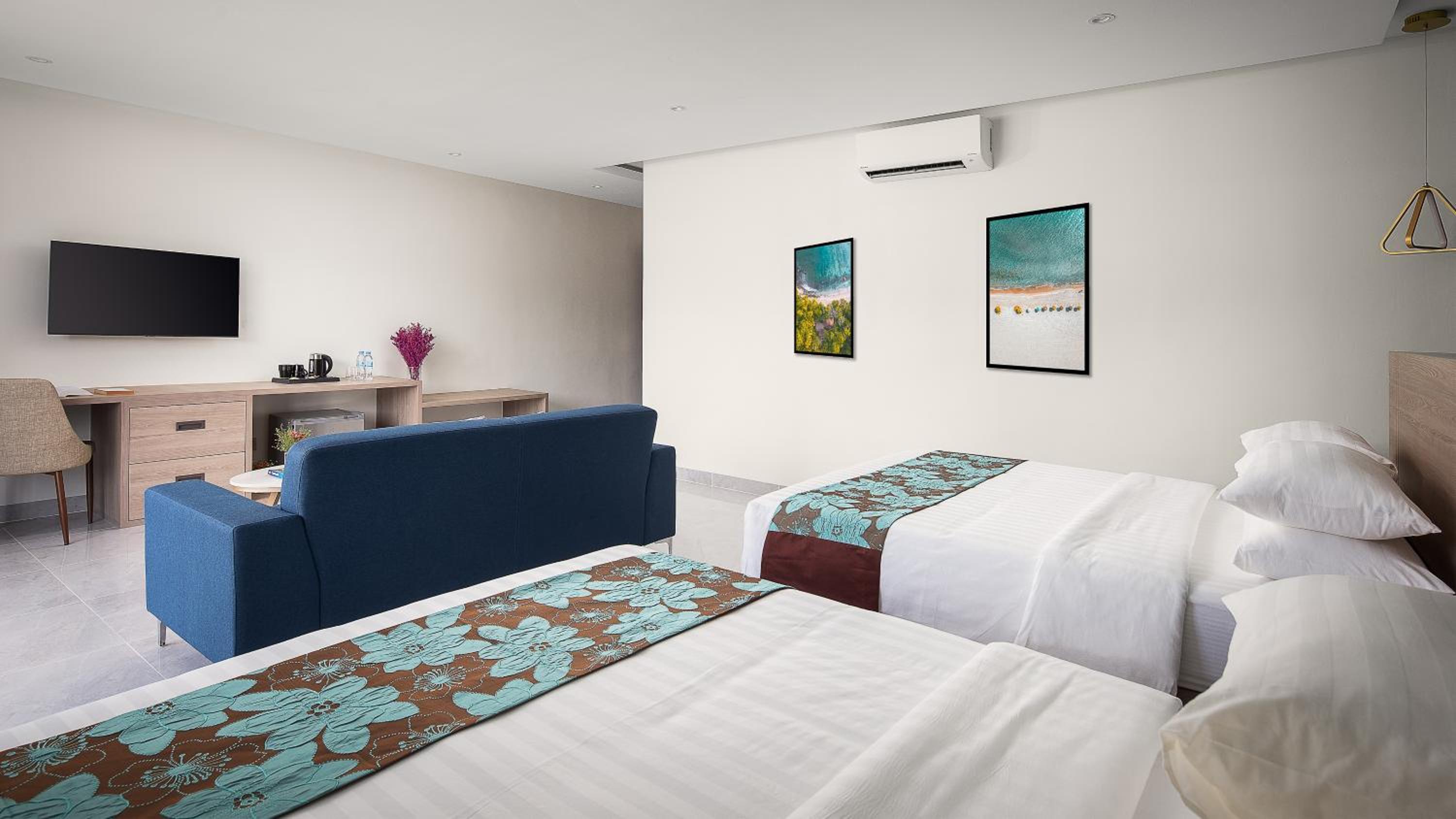 Deluxe Family Room With Pool & Mountain view - Photo 2