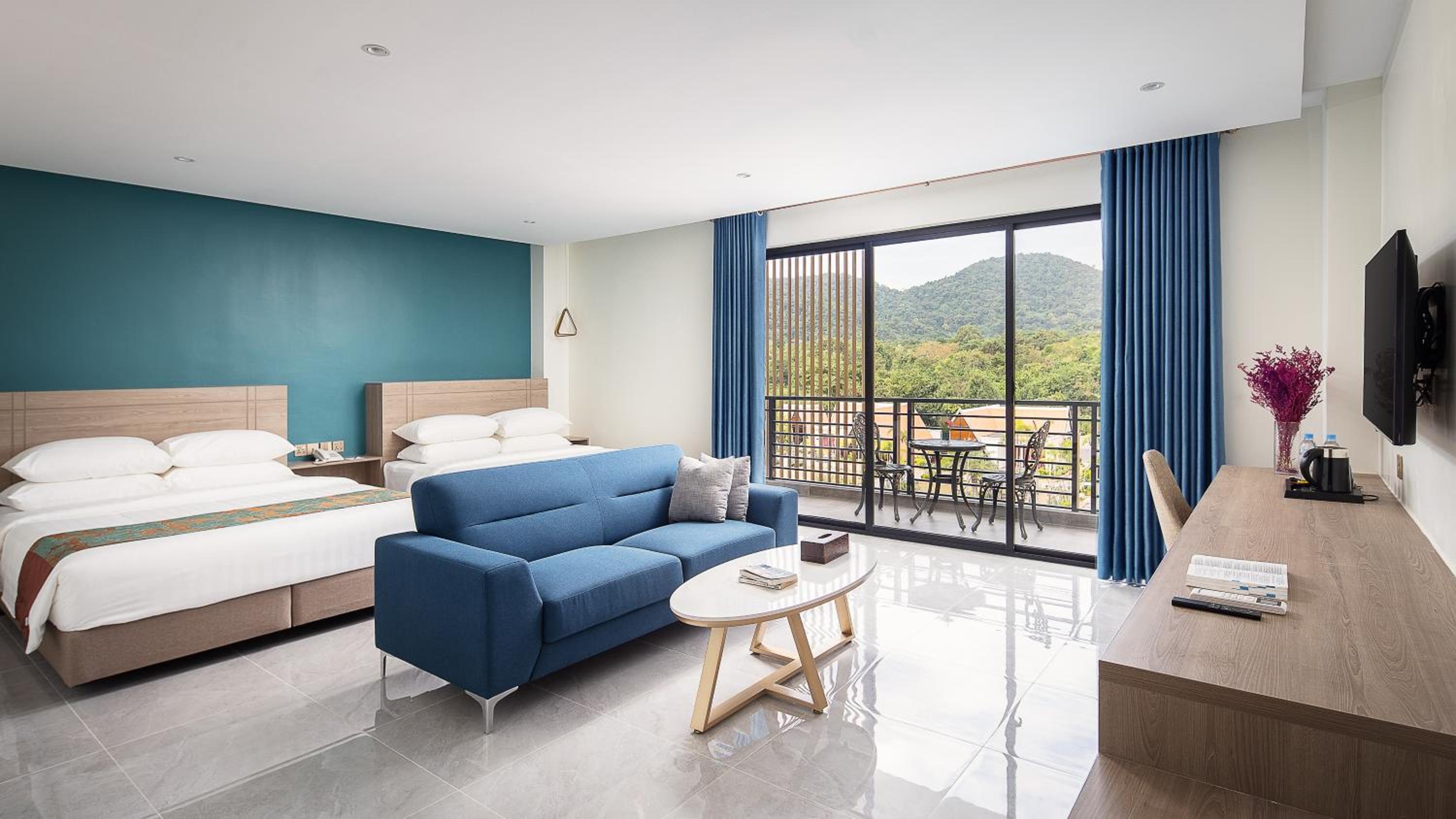 Deluxe Family Room With Pool & Mountain view - Photo 3