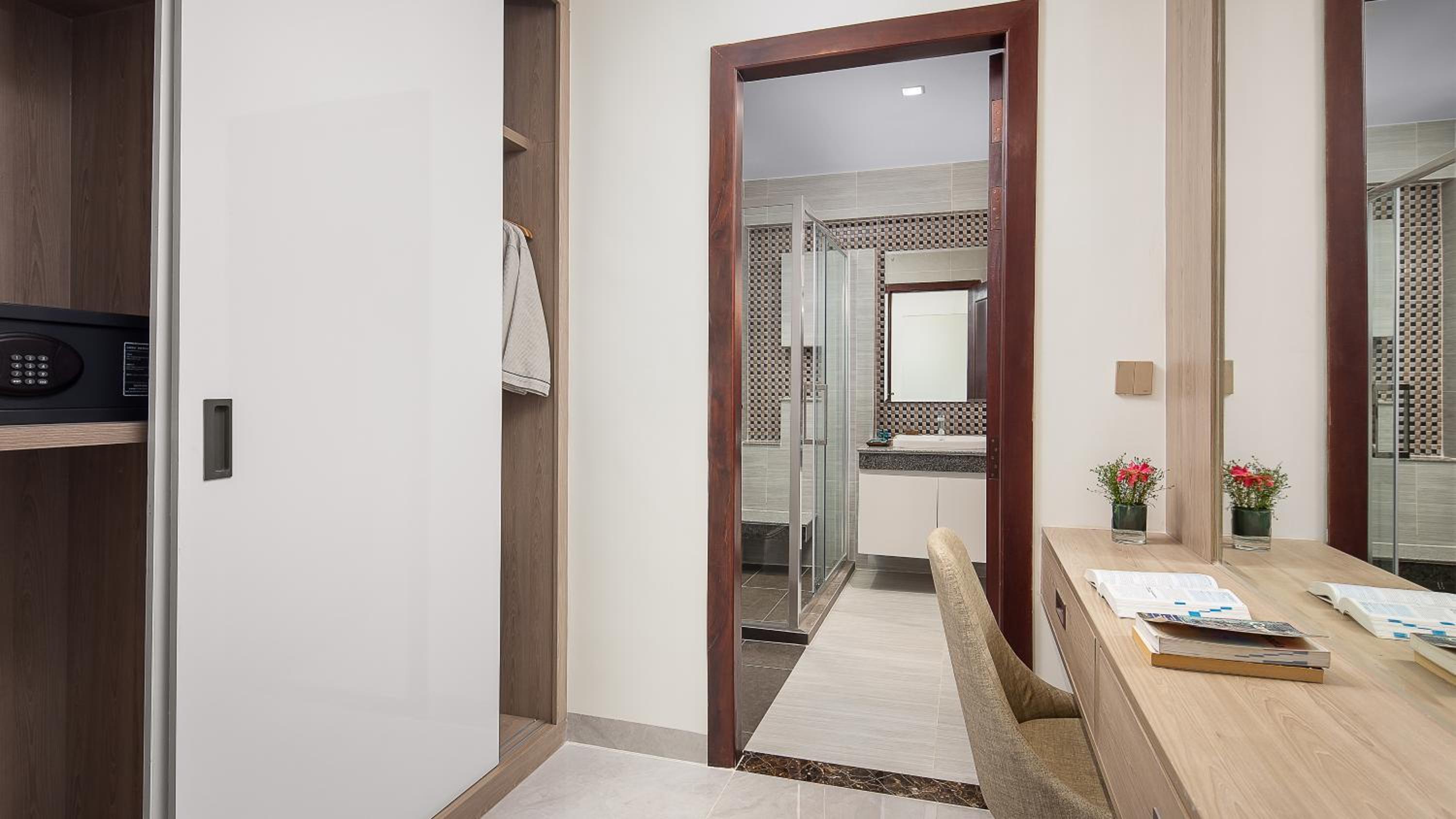 Deluxe Family Room With Pool & Mountain view - Photo 4