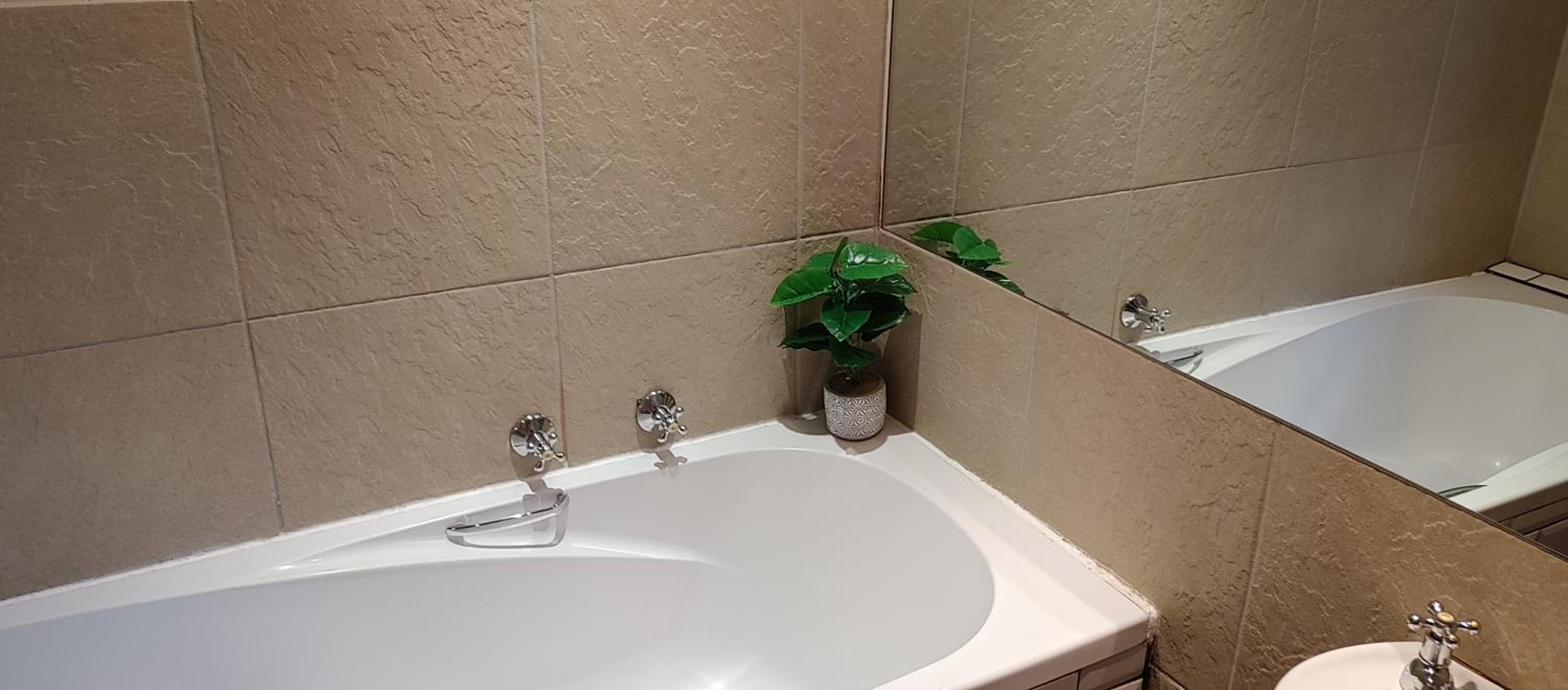 Queen Suite with Pool View - Photo 2