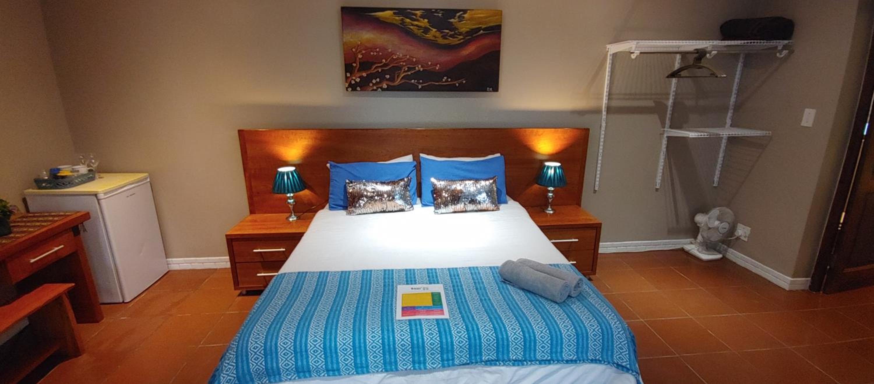 Queen Suite with Pool View - Photo 4