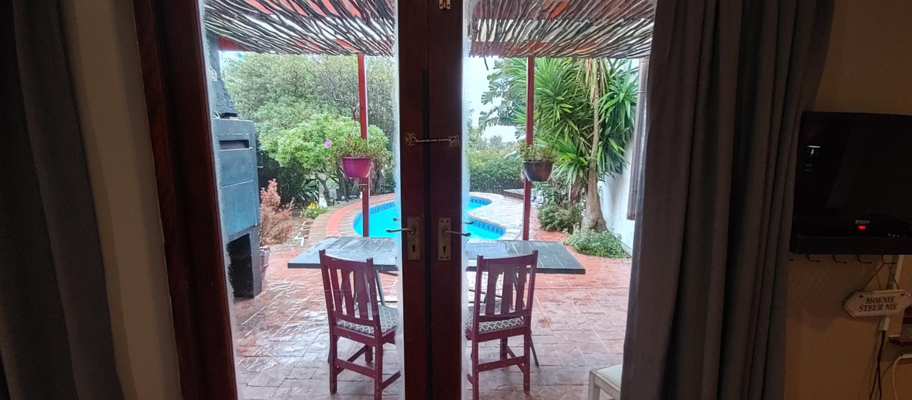 Queen Suite with Pool View - Photo 7