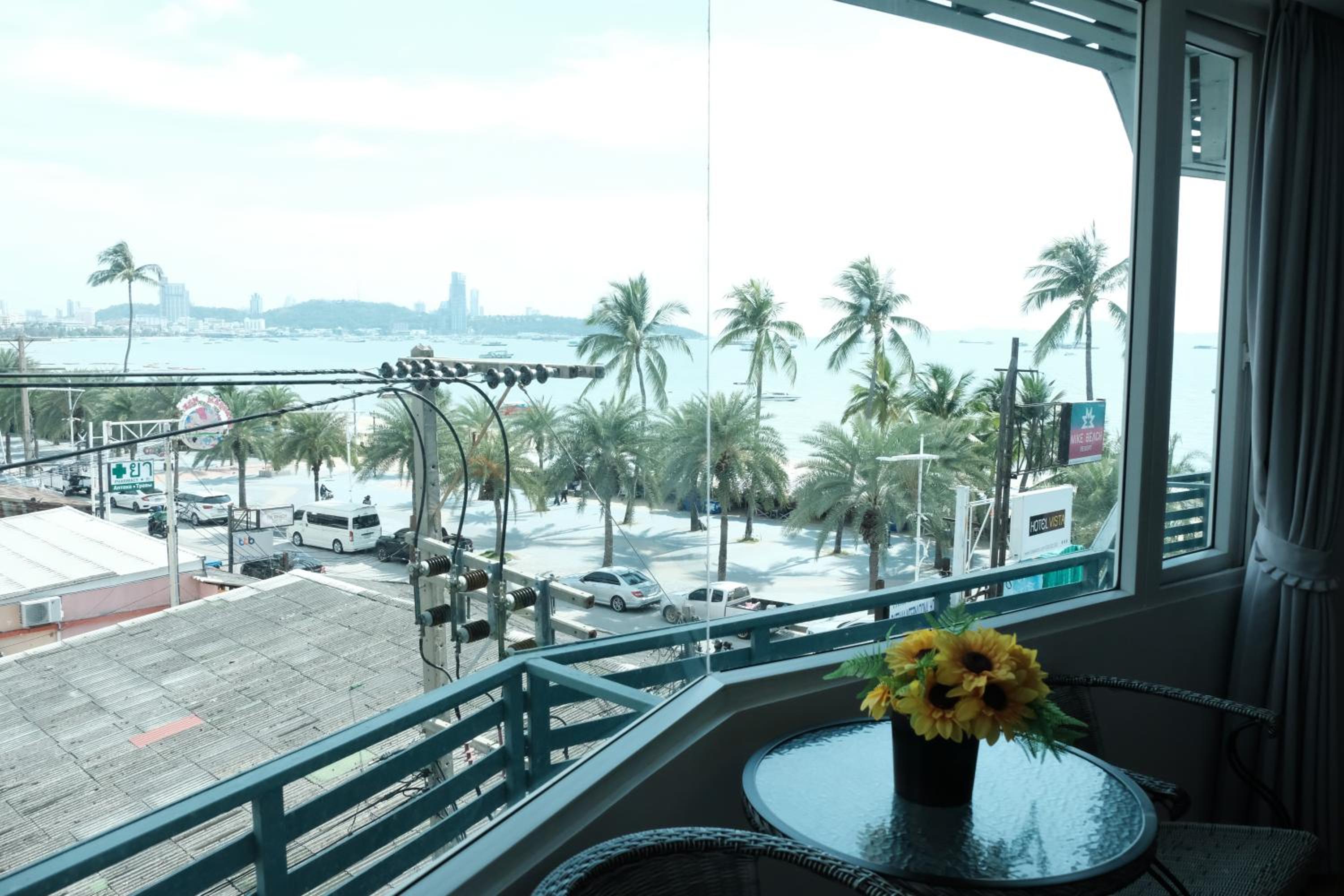 Deluxe Double Room with Side Sea View