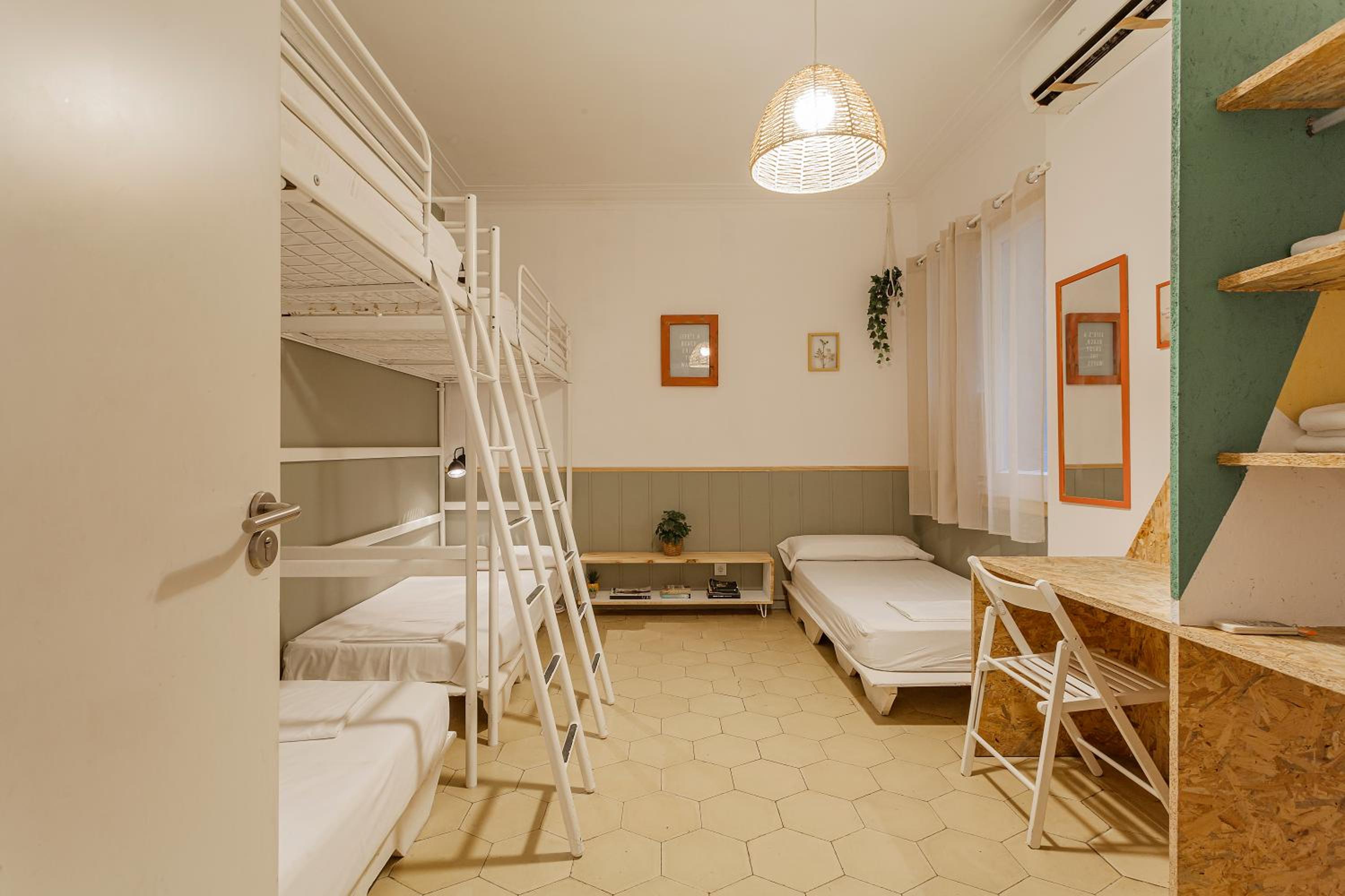 Habitación Quíntuple con Baño Compartido