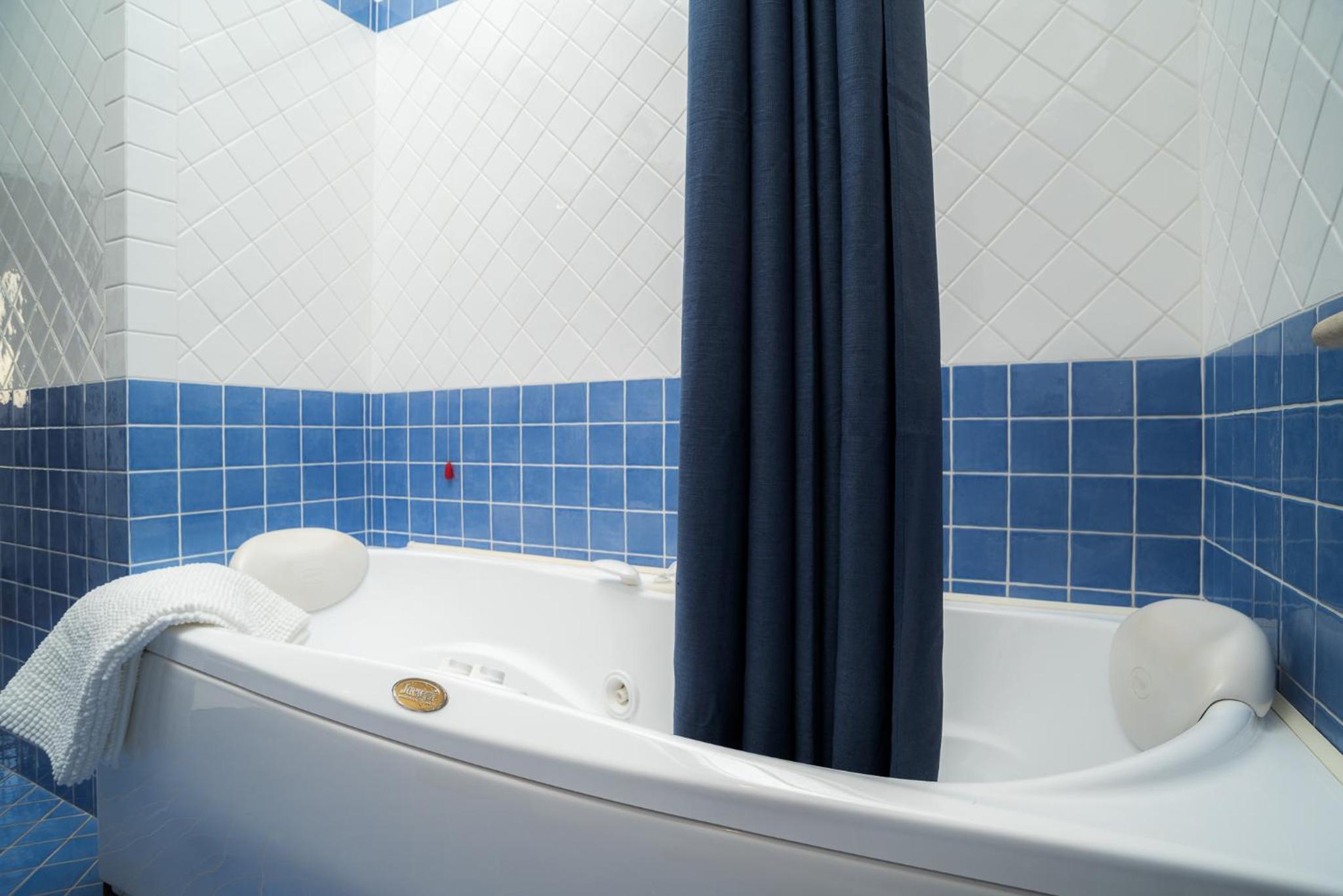 Double Room with Spa Bath - Photo 2