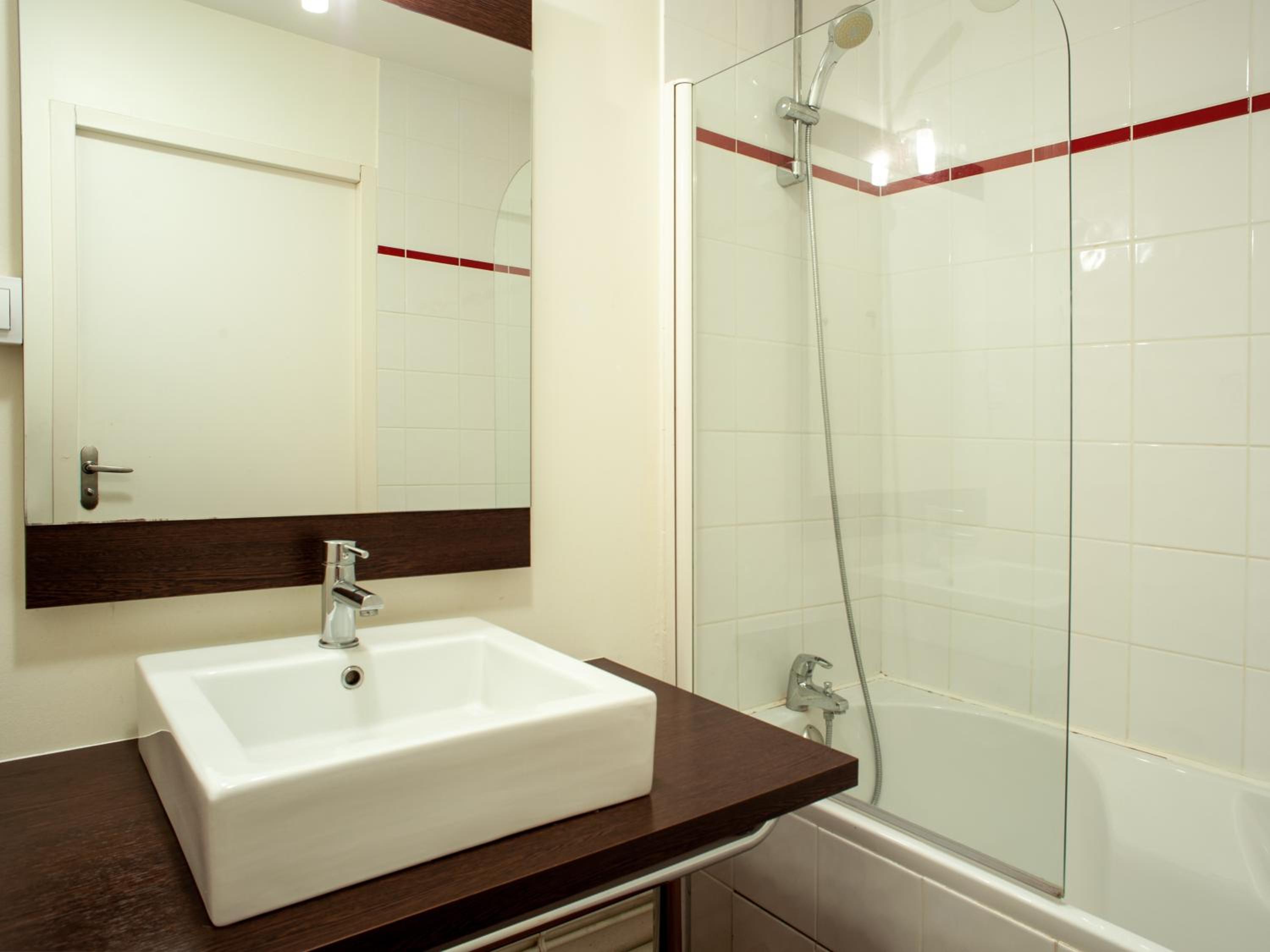 Two-Bedroom Apartment (6 Adults) - Photo 8