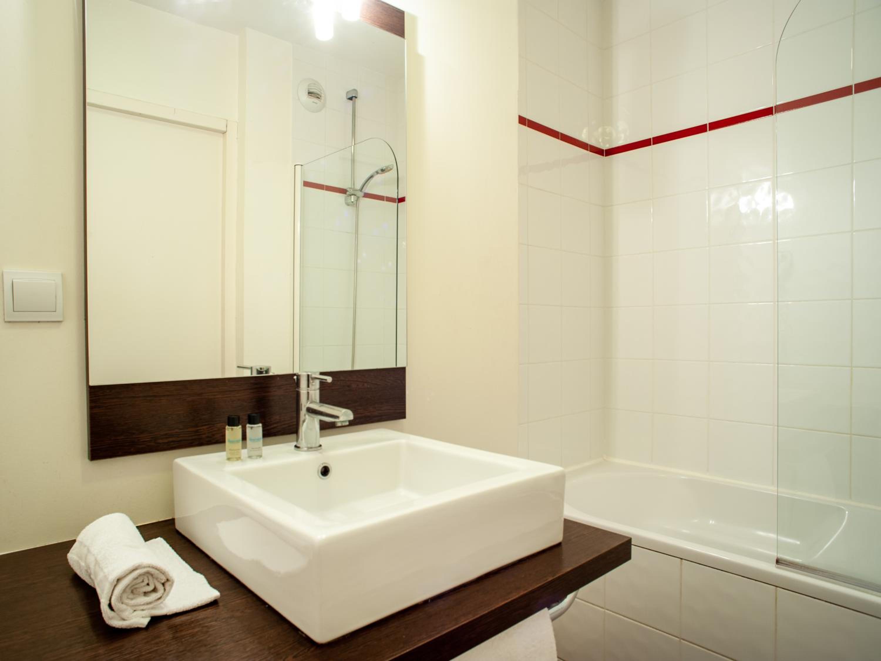 One-Bedroom Apartment (6 Adults) - Photo 2